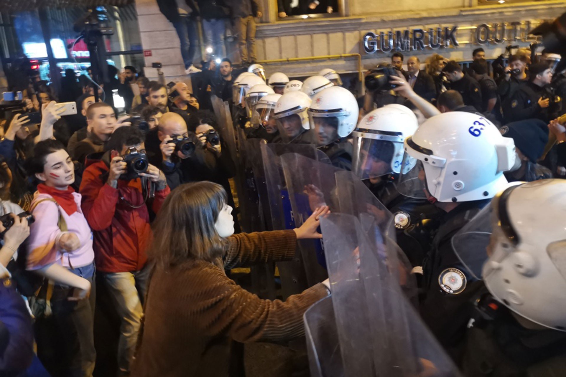 Feminist Gece Yürüyüşüne katılan kadınlar (solda) ve polis barikatı (sağda)