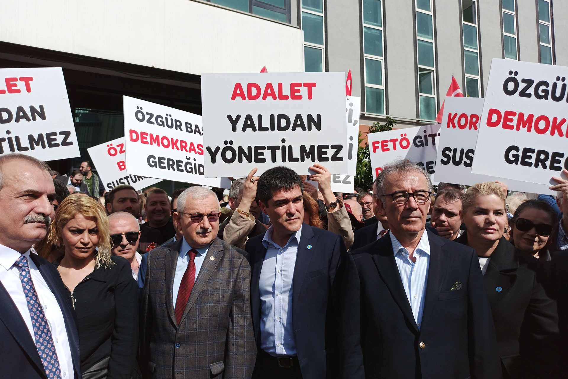 İYİ Parti üye ve yöneticileri ile Murat Ağırel'in yakınları