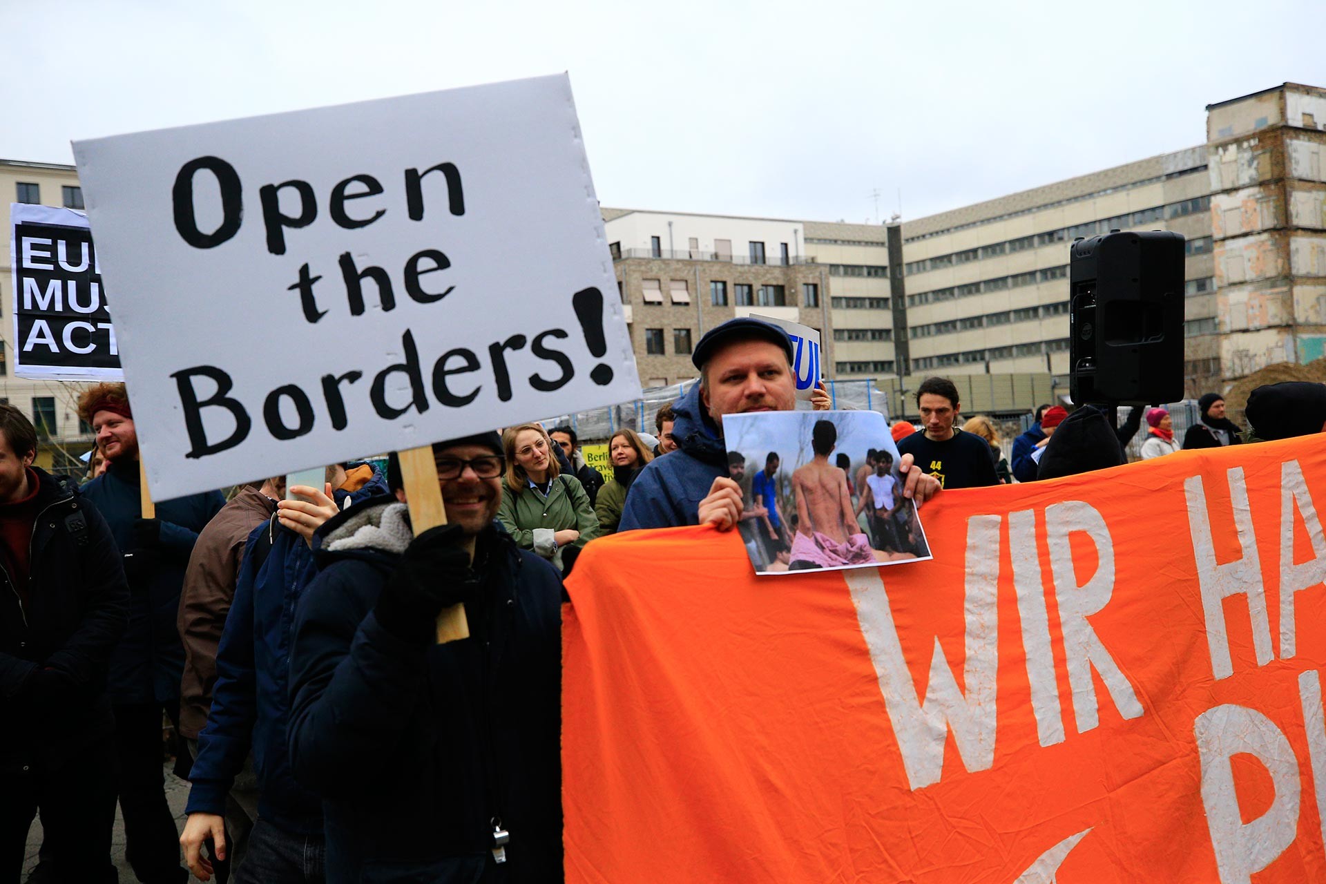 Almanya Başbakanı Merkel ve Yunanistan Başbakanı Miçotakis Berlin’de protesto edildi.