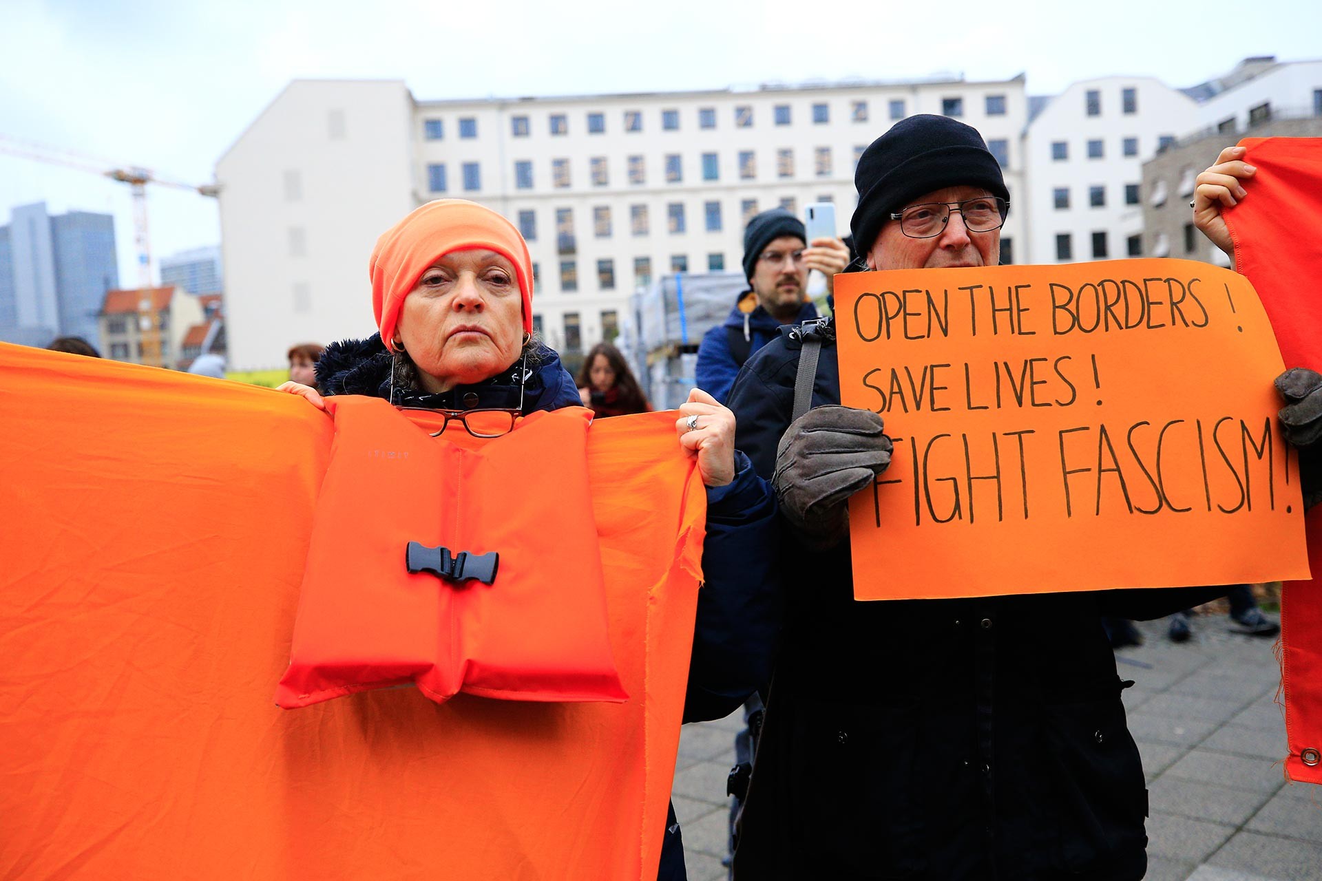 Almanya Başbakanı Merkel ve Yunanistan Başbakanı Miçotakis Berlin’de protesto edildi.