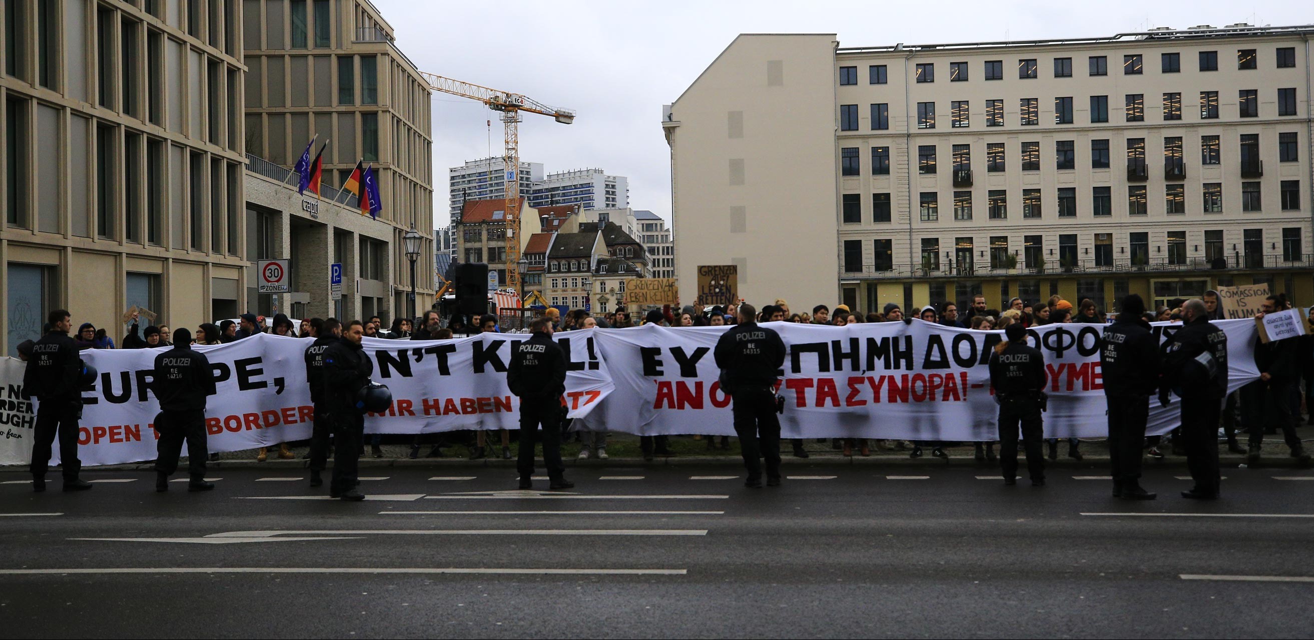 Almanya Başbakanı Merkel ve Yunanistan Başbakanı Miçotakis Berlin’de protesto edildi.