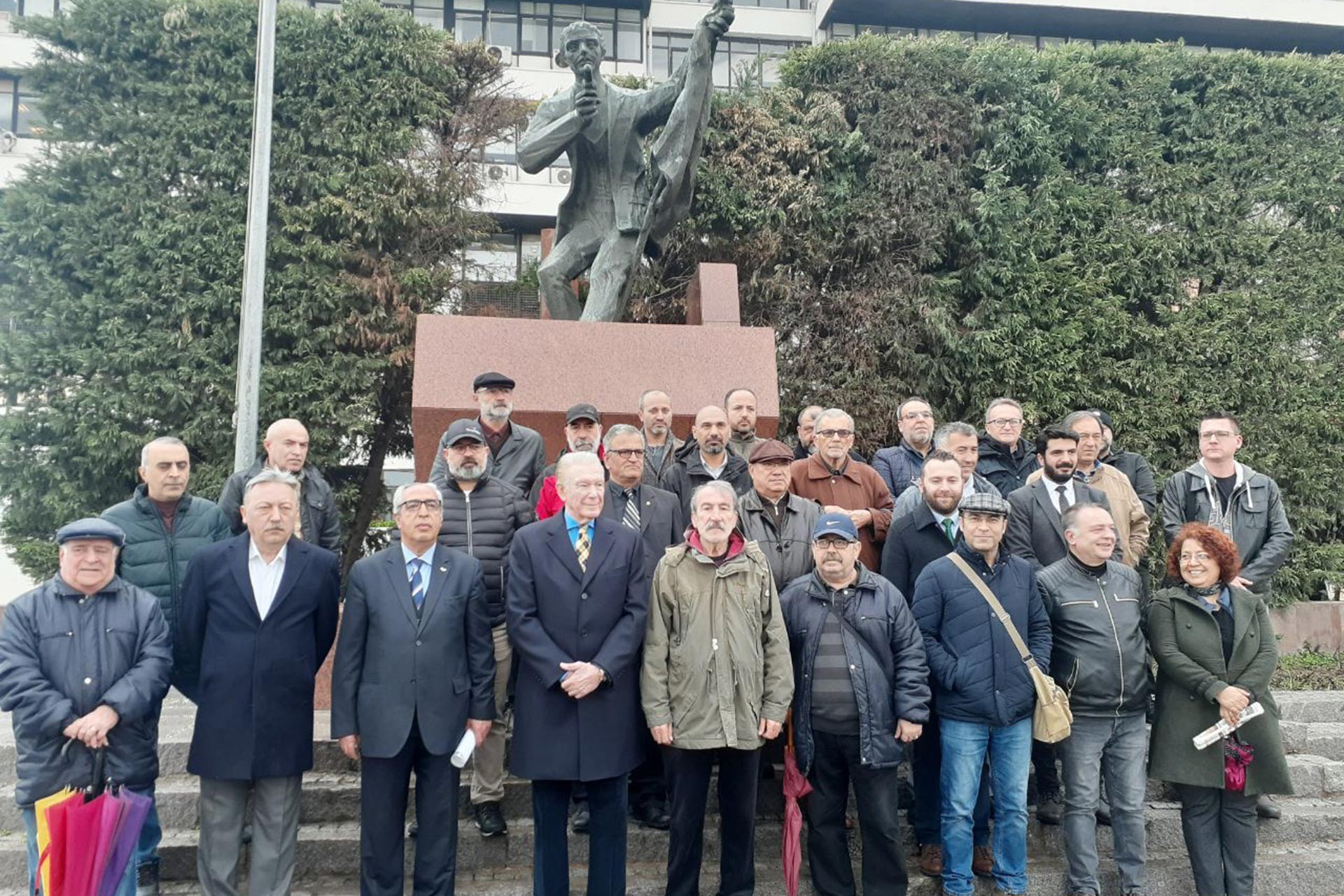 TGS, gazeteciler üzerindeki baskıların son bulması talebiyle İzmir Hasan Tahsin İlk Kurşun Anıtı önünde eylem yaptı.