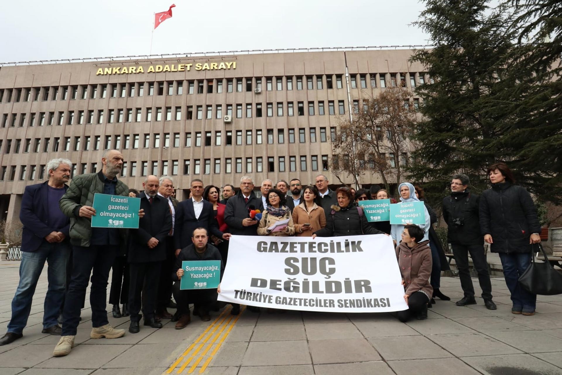 TGS, gazeteciler üzerindeki baskıların son bulması talebiyle Ankara Adliyesi önünde eylem yaptı.