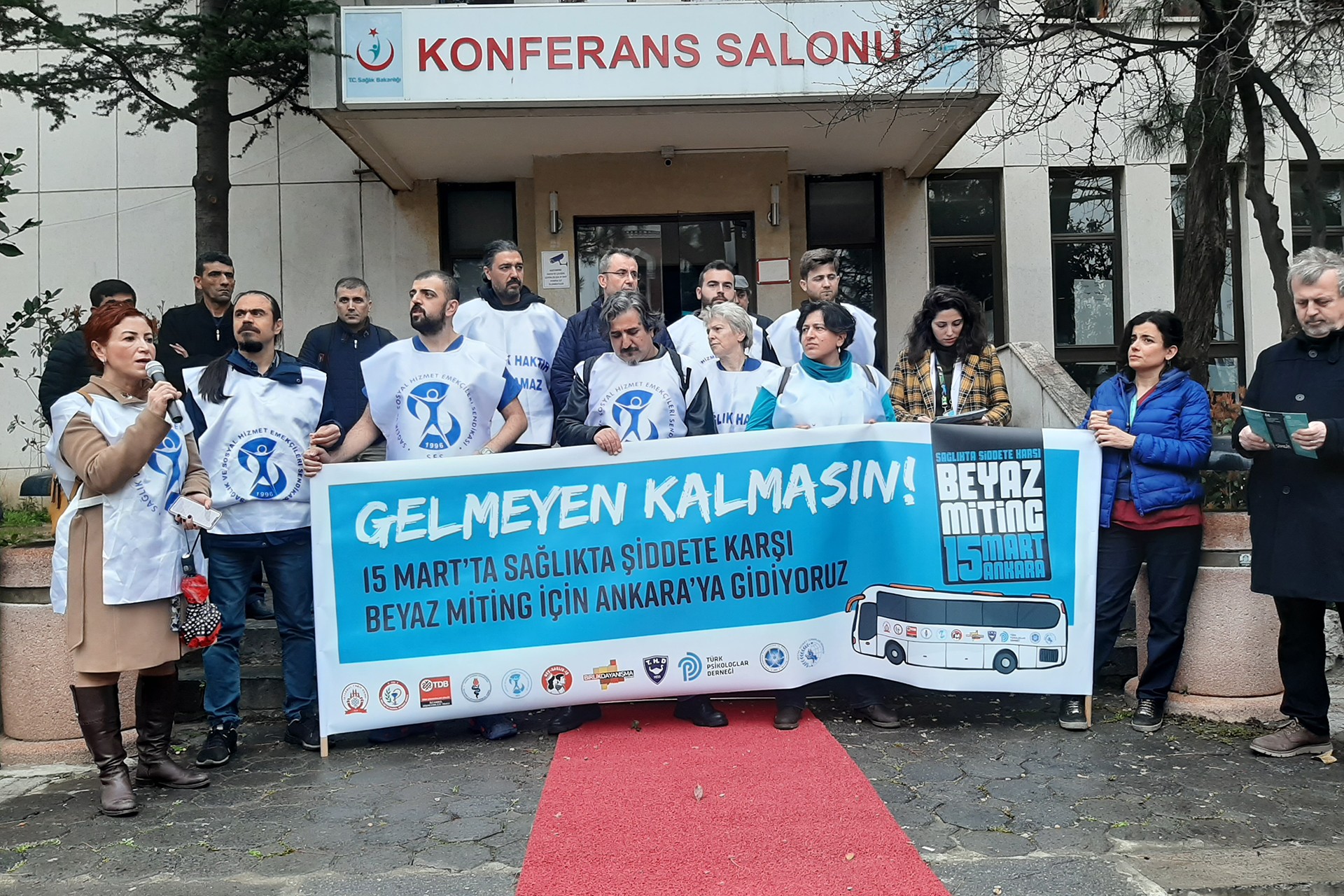 Şişli Hamidiye Etfal Eğitim ve Araştırma Hastanesi konferans salonu önünde basın açıklaması düzenleniyor