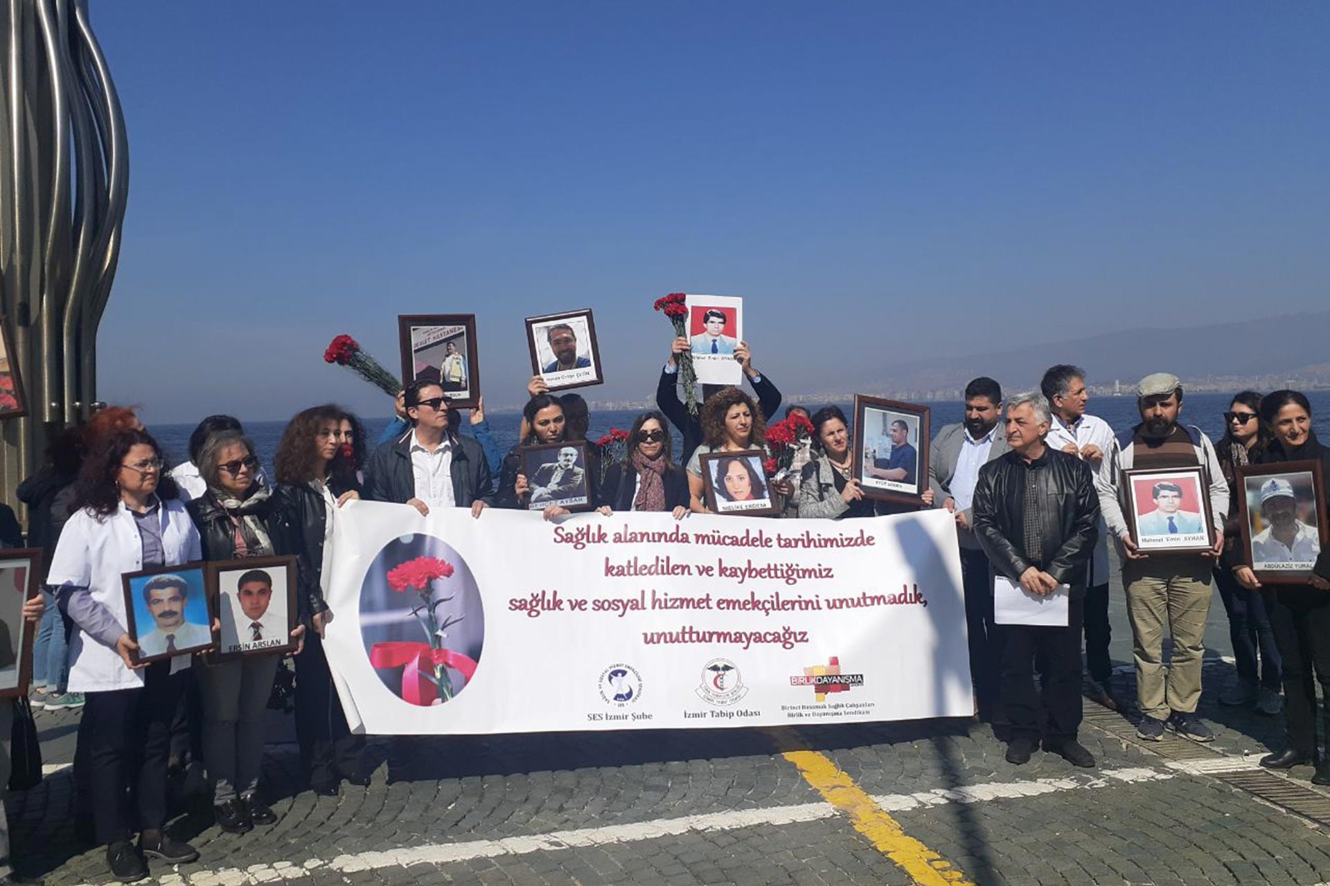 İzmir'de sağlık emekçileri 14 Mart Tıp Haftası dolayısıyla açıklama yaptı, görevi sırasında katledilen ve yaşamını yitiren sağlık ve sosyal hizmet emekçilerini anarak denize karanfiller bıraktı.