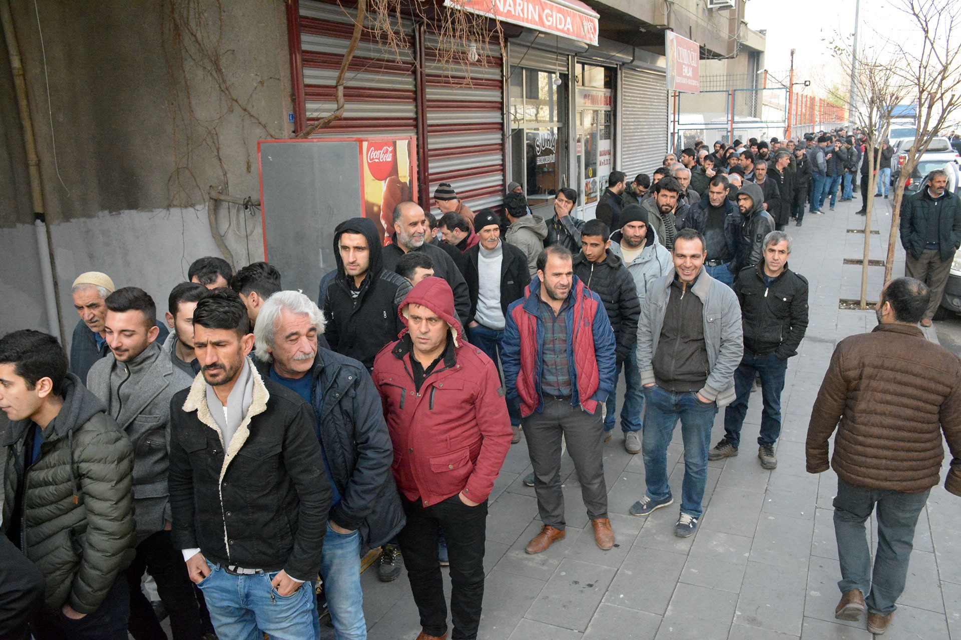 İş kurumu kuyruğunda çoğunluğu genç insanlar.