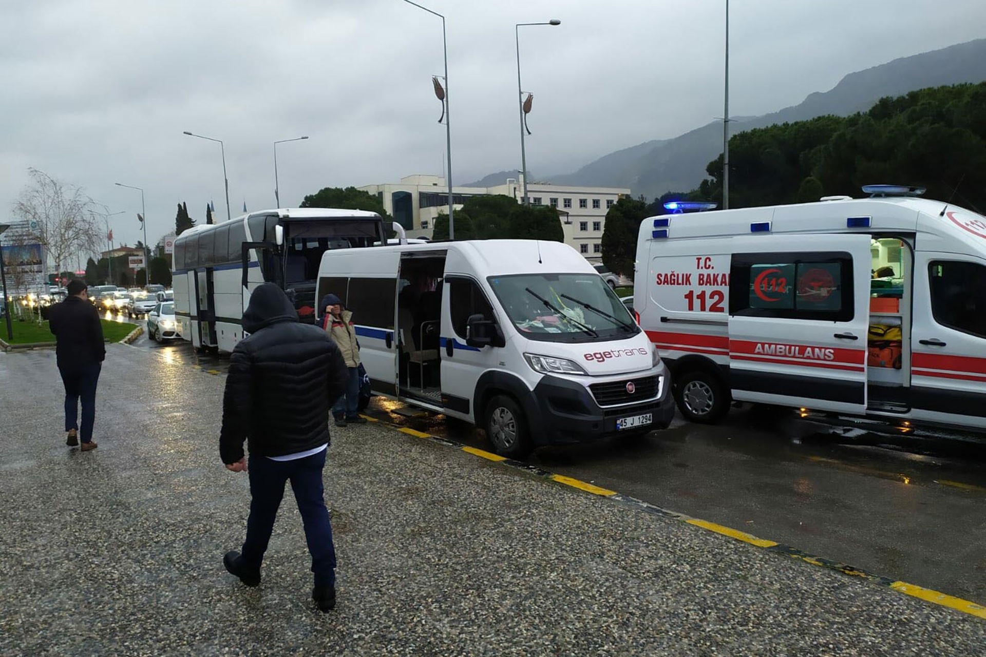 Kaza yapan işçi servisi (yolun solunda) ve ambulans (sağda)