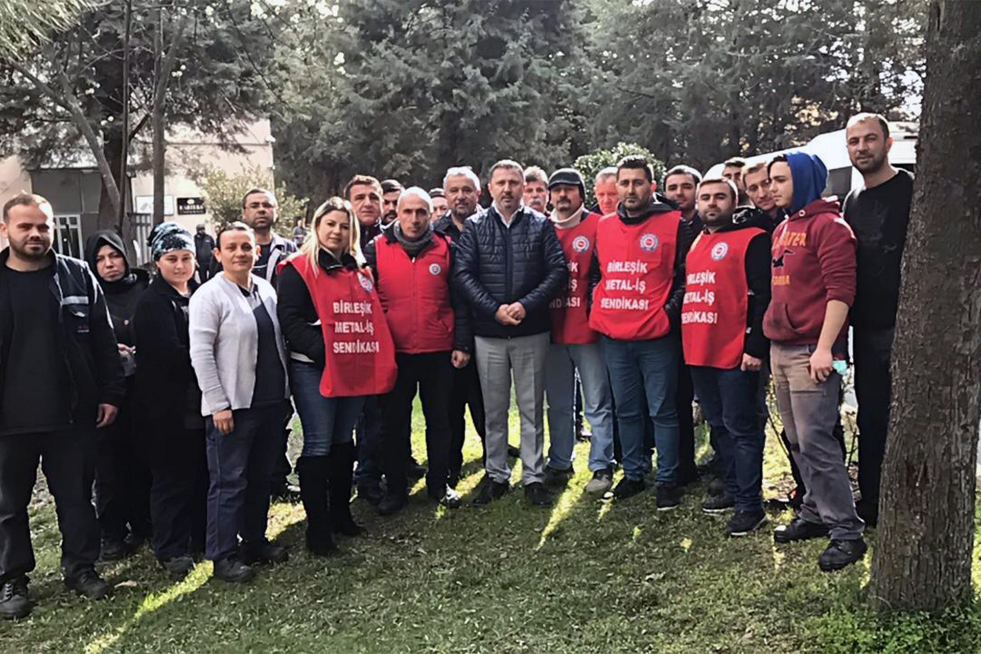 Kartek Metalurji’de işten atılan işçiler sendika yöneticileriyle birlikte