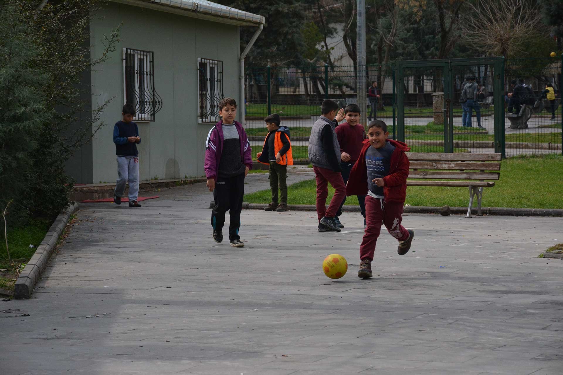 Benûsen sokaklarında oynayan çocuklar