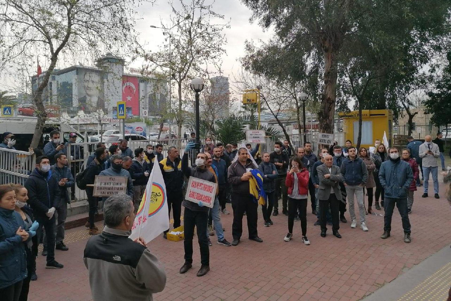 Bayraklı Posta İşleme Merkez Müdürlüğü önünde basın açıklaması yapılıyor