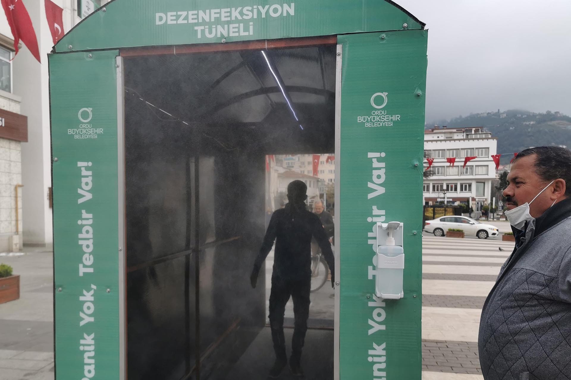 Ordu Belediyesi tarafından belediye önüne konulan dezenfekte tüneli