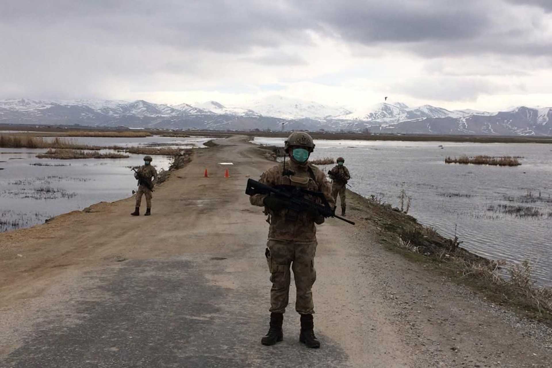 karantinaya alınan Han Mahallesi girişinde jandarma bekliyor.