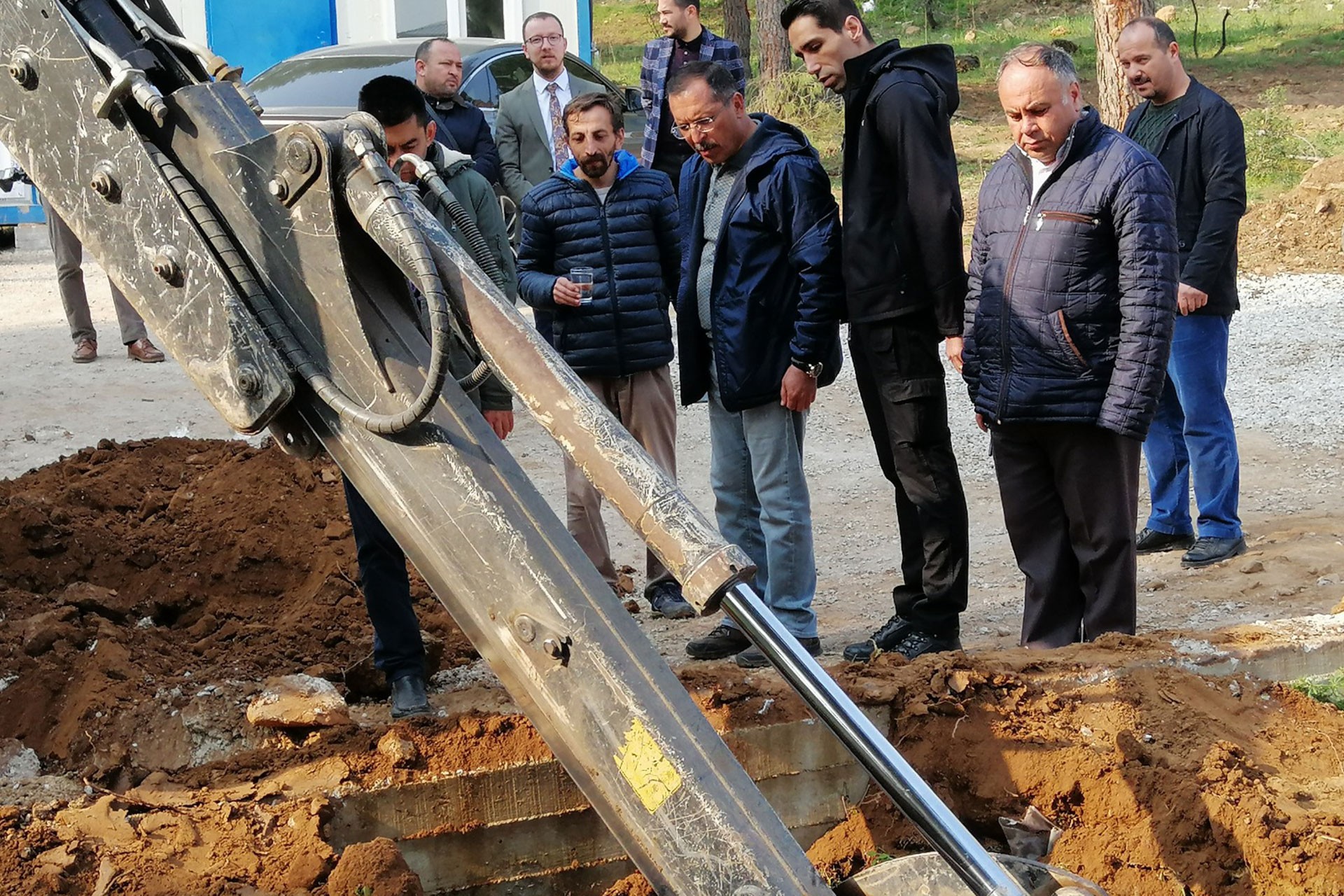 Pamukkale Üniversitesi’ne bağlı Bitki Genetiği ve Tarımsal Biyoteknoloji Uygulama ve Araştırma Merkezine çalışan iş makineleri 