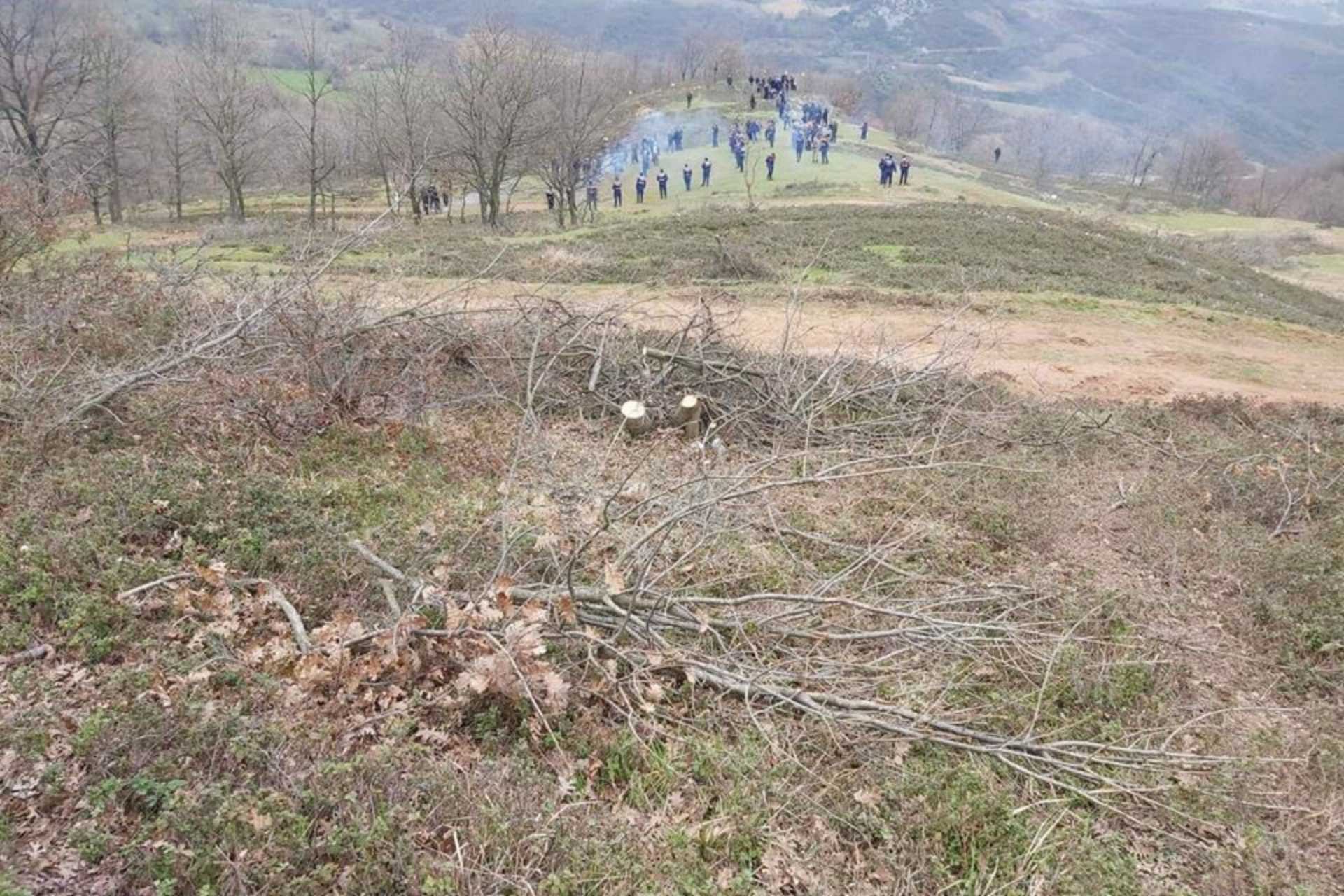 Bursa Yenişehir'de faaliyet gösteren Lübnanlı maden şirketi, koronavirüs salgını dolayısıyla insanların evde kalmasını fırsat bilerek kapasite artırımı için ağaç kesimi yaptı. 