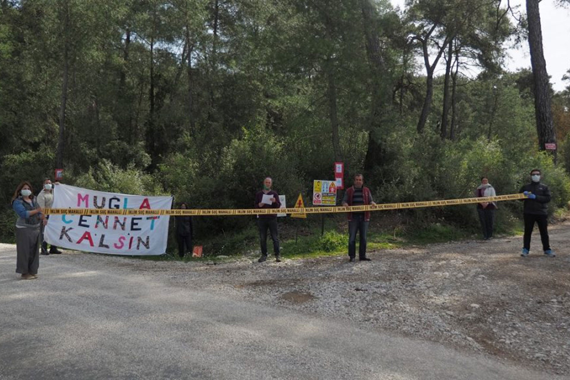 Muğla Çevre Platformu Çıtlık mahallesinde bulunan orman alanında kesime engel olurken