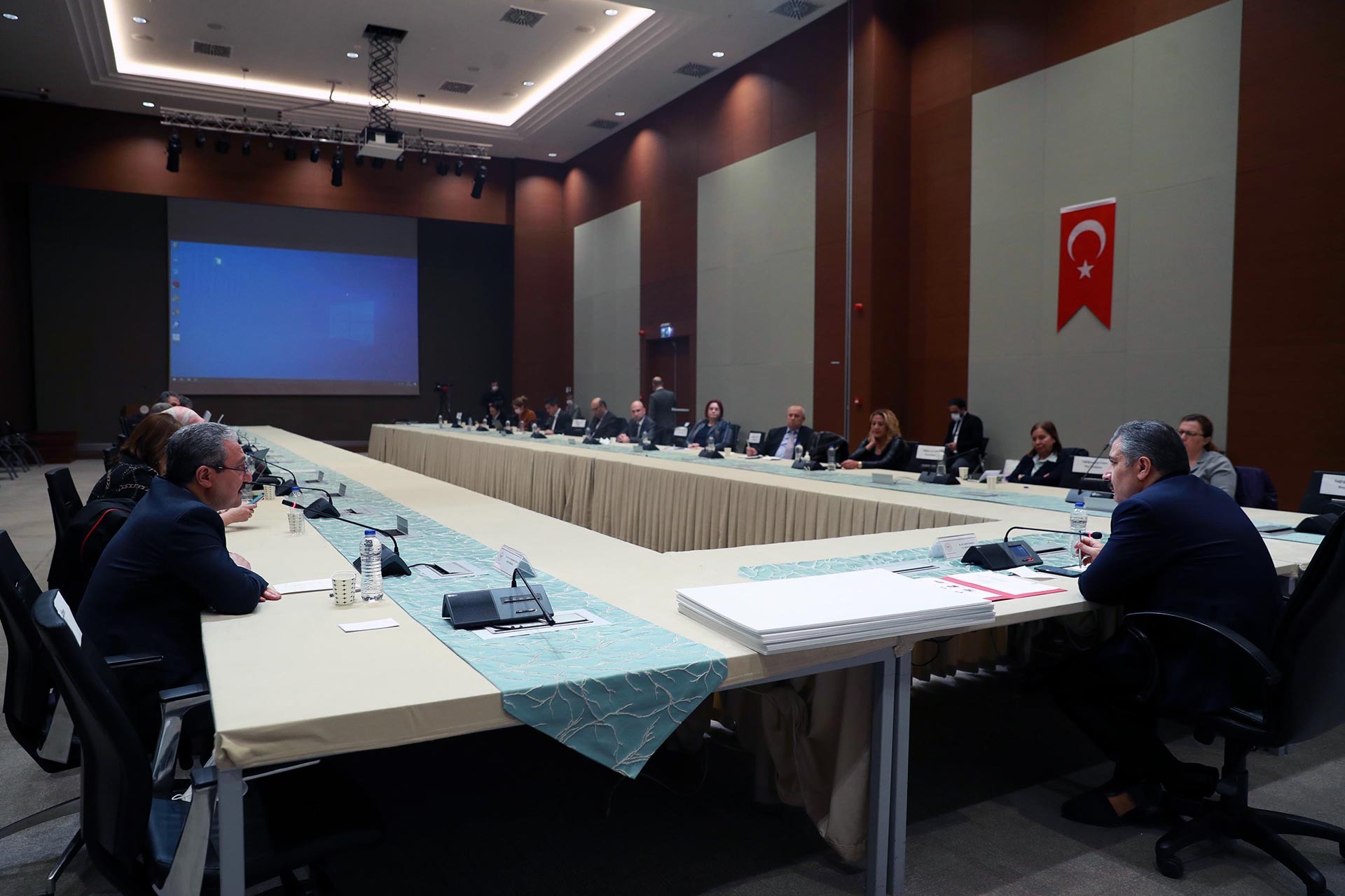 Bakan Koca: PCR testi yalnızca semptom gösteren kişilere yapılacaktır