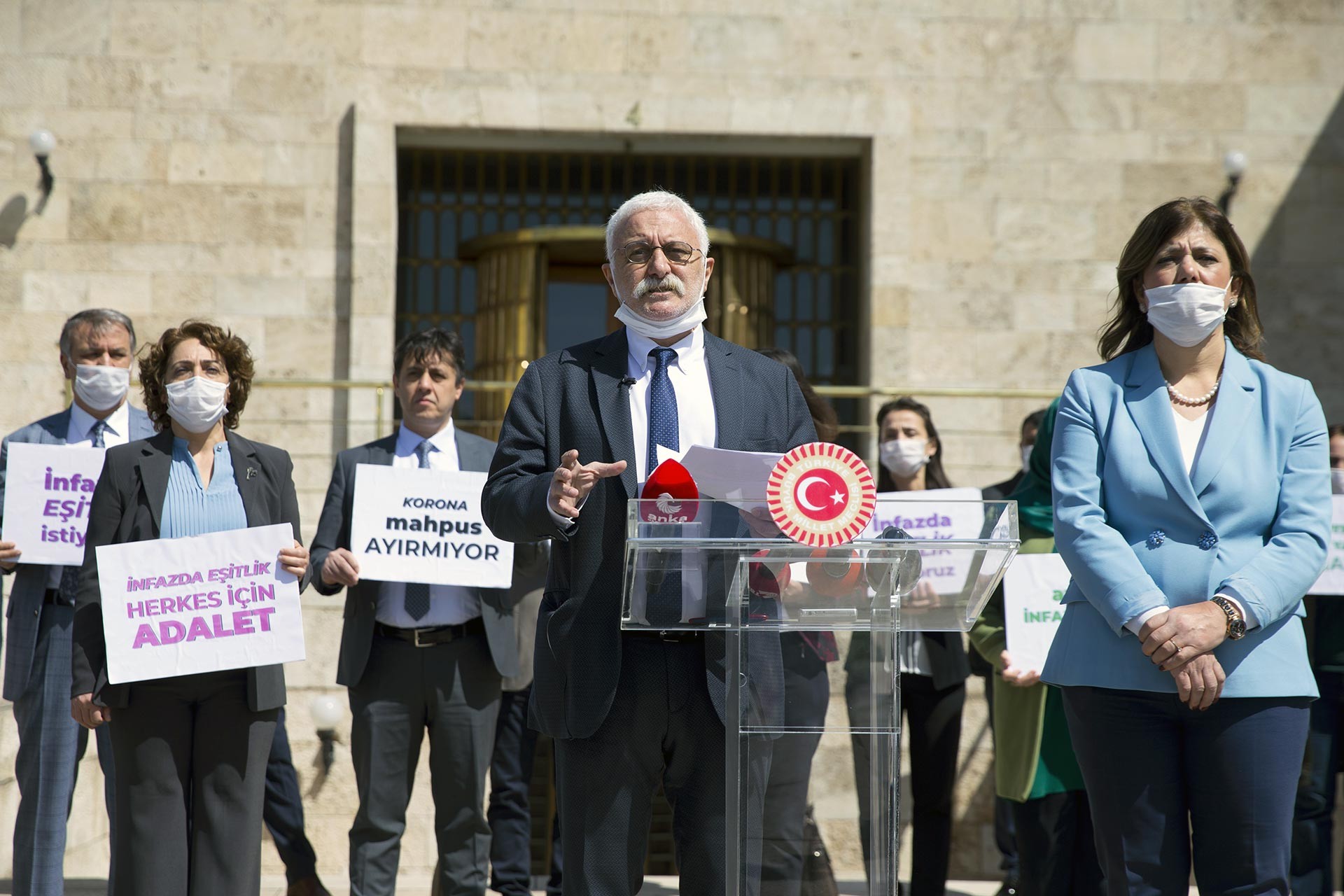 TBMM bahçesinde açıklama yapan HDP milletvekilleri