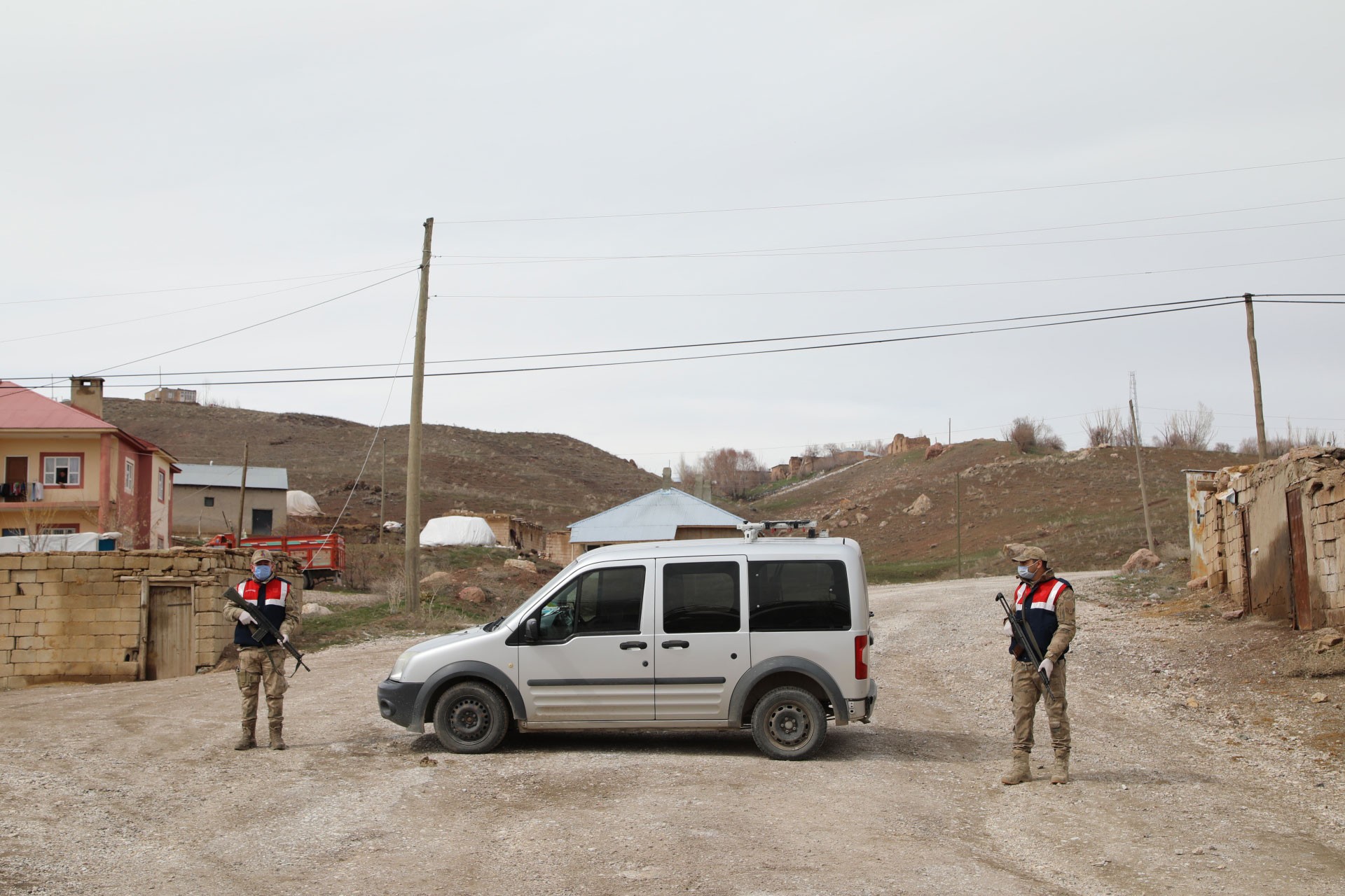 İki jandarma eri ve otomobil