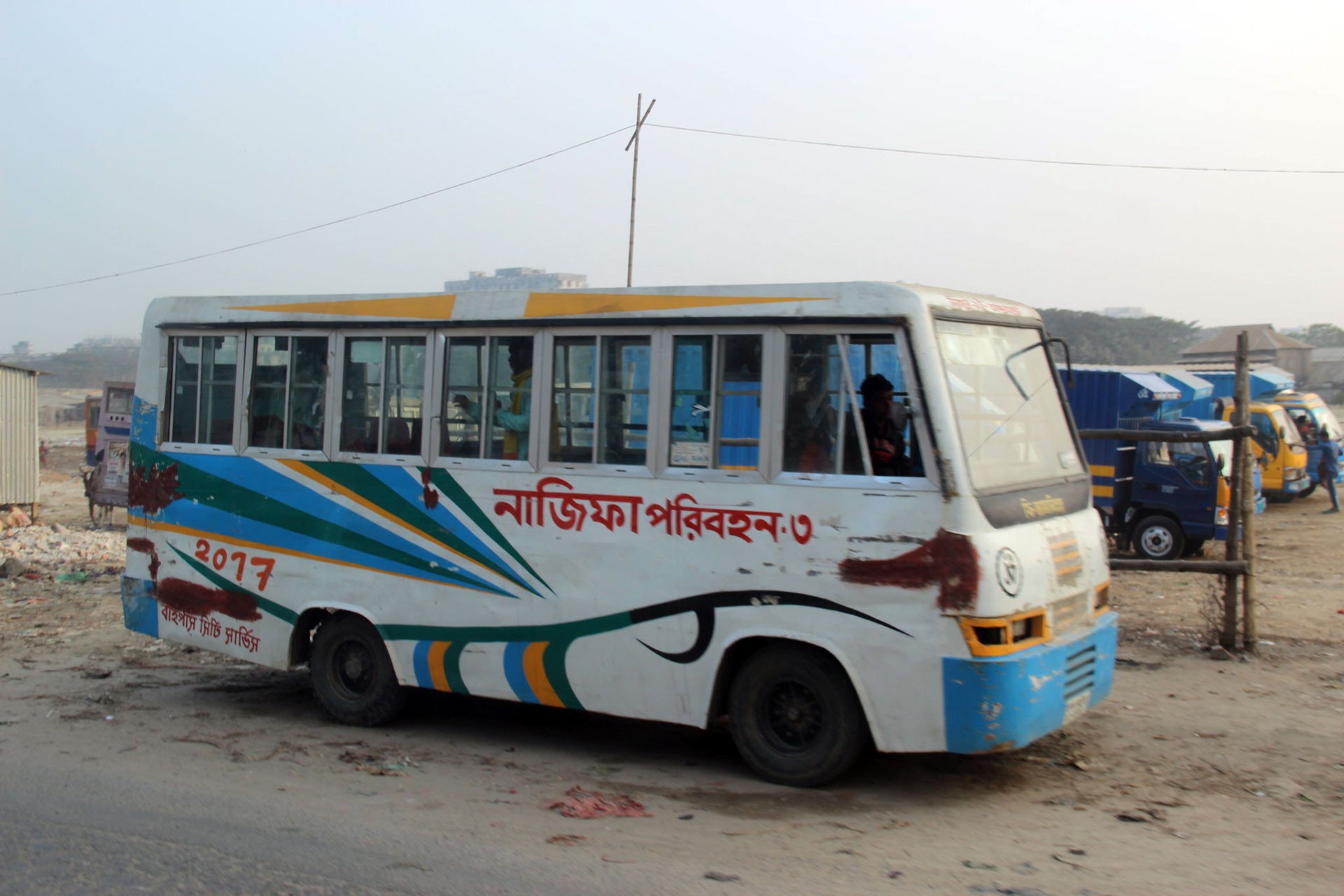 Bangladeş'te bir minibüs.