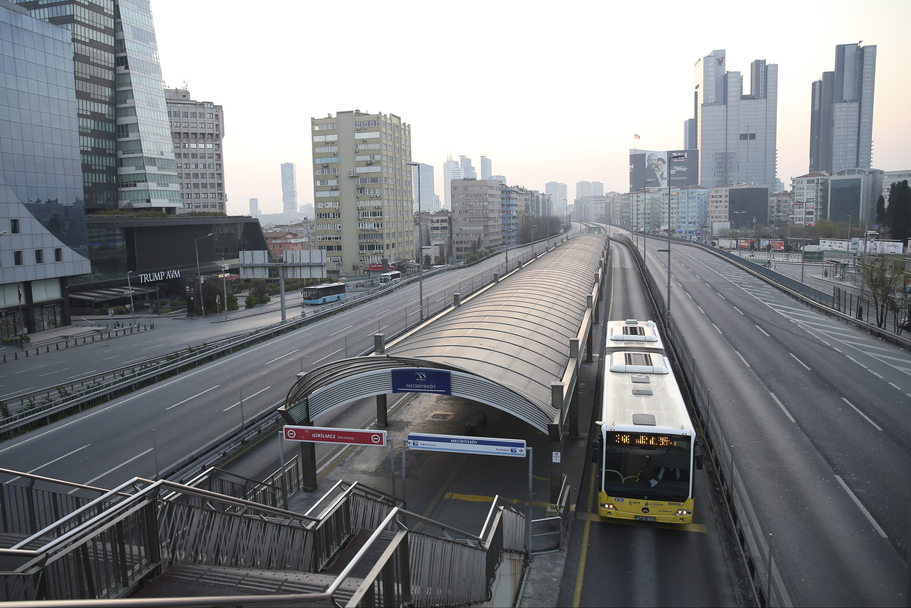 İstanbul'da metrobüs durağı