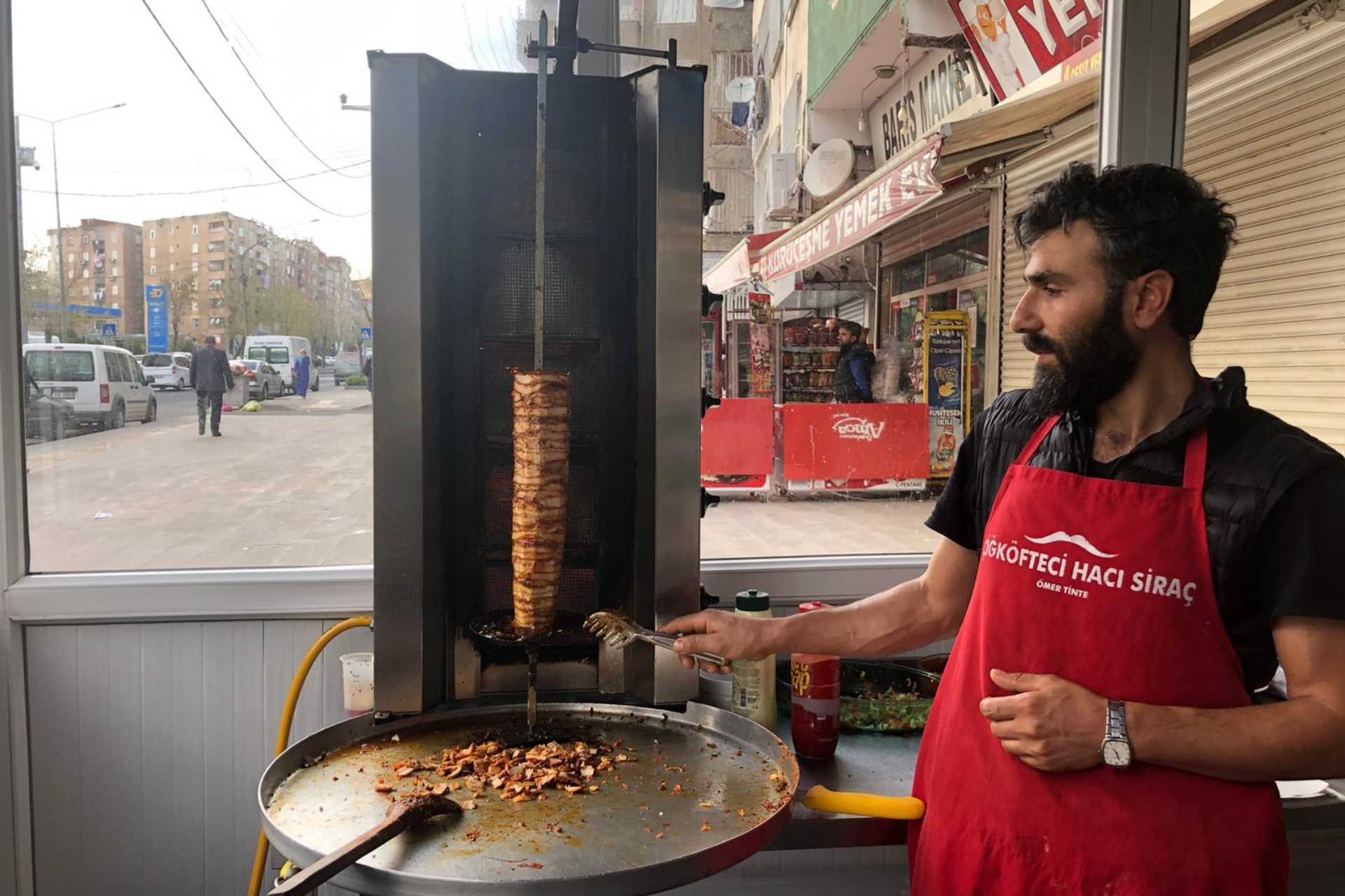 Diyarbakır'da küçük bir dükkanda tavuk döner satan Zafer Ayyıldız.