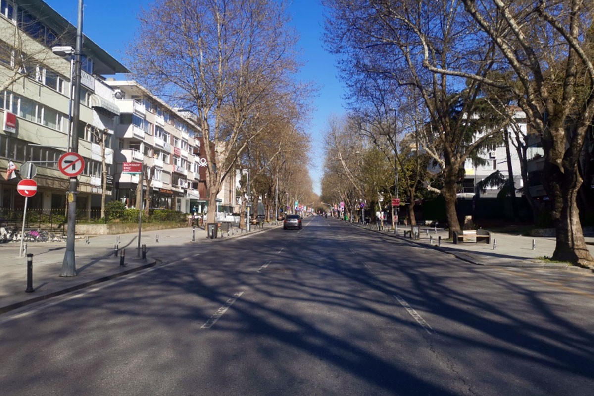 Sokağa çıkma yasağında Bağdat Caddesi boş kaldı.