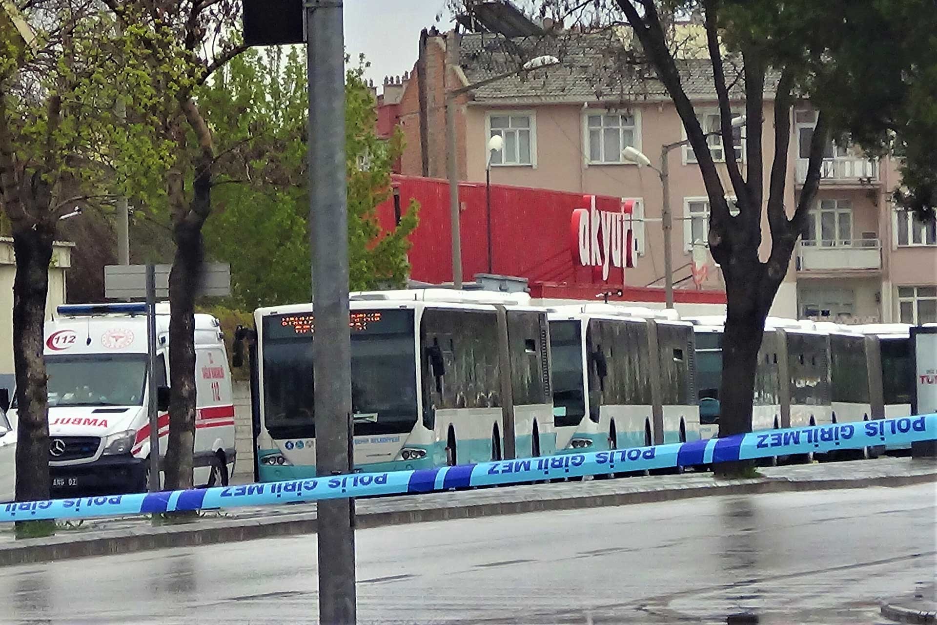 Konya'daki cezaevlerinden tahliyeler başladı. Belediye otobüsleri, cezaevi yerleşkelerine hareket etti.