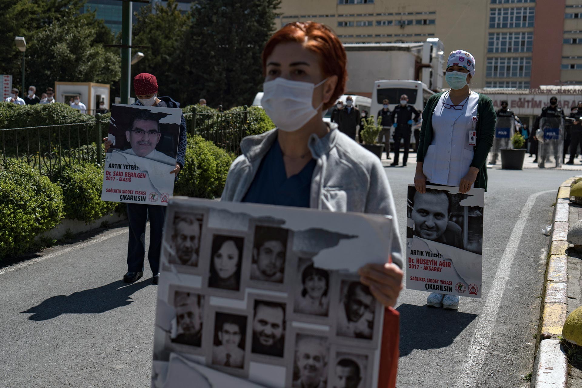 Okmeydanı Eğitim ve Araştırma Hastanesi önünde sağlıkta şiddet protestosu