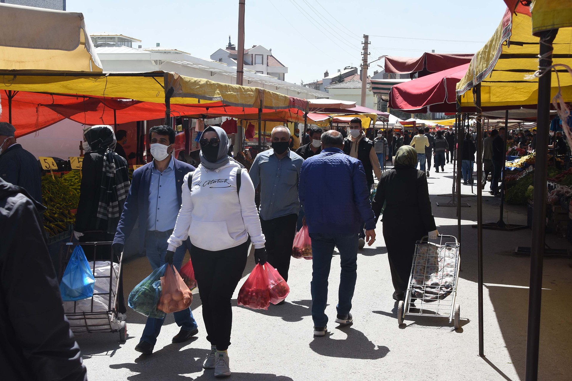 Pazarda alışveriş yapan yurttaşlar