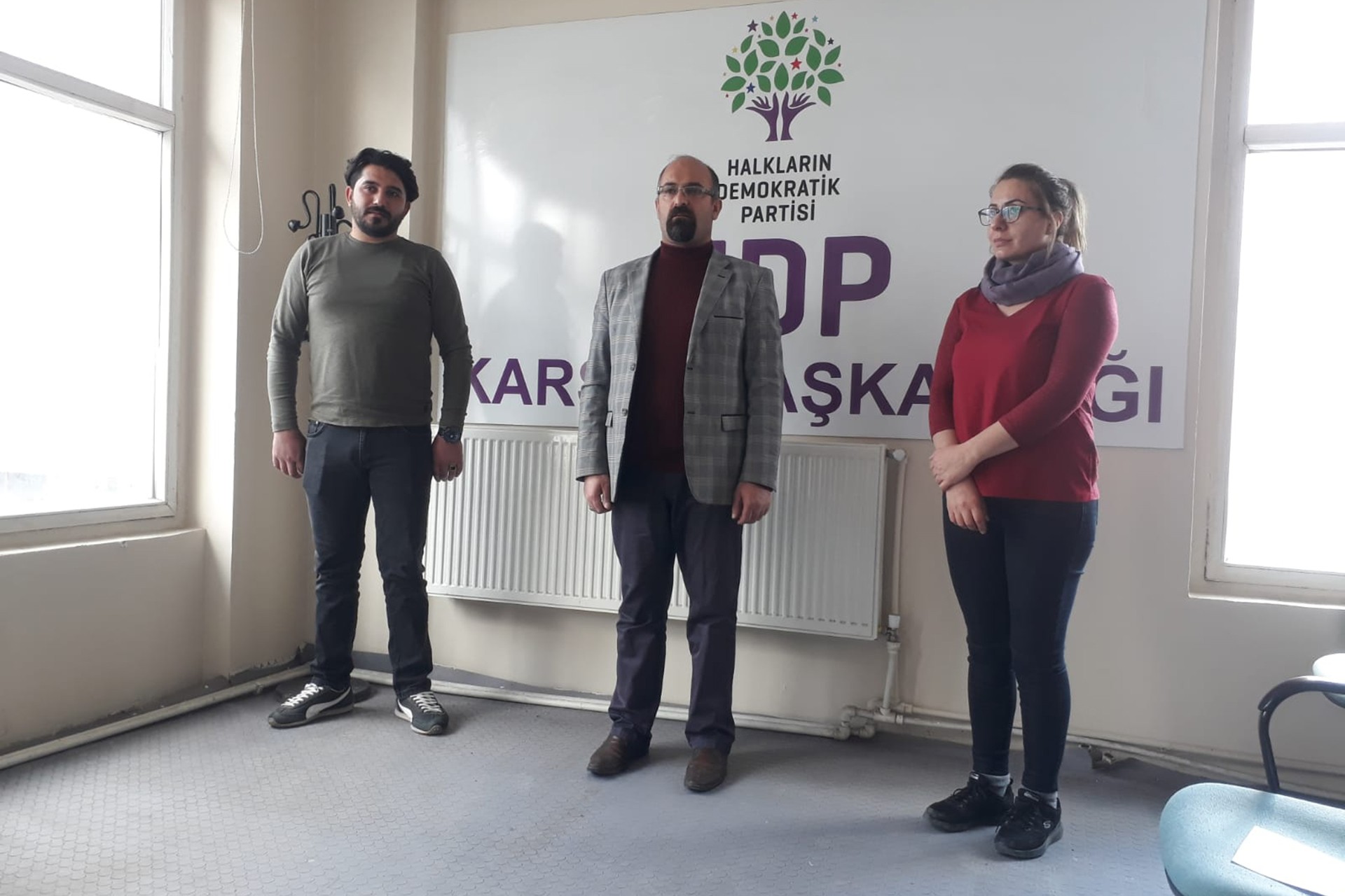 HDP Kars örgütü üyeleri basın açıklaması yapıyor