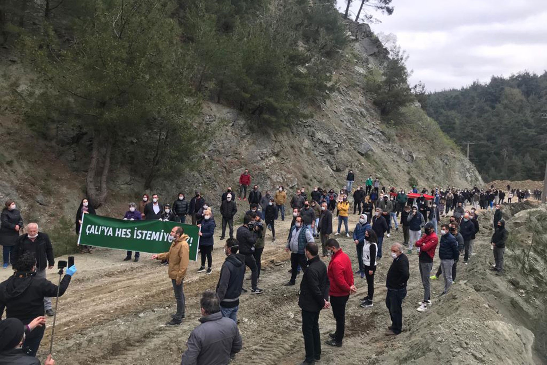 Çalı'ya HES istemiyoruz pankartı ve yürüyen bölge halkı