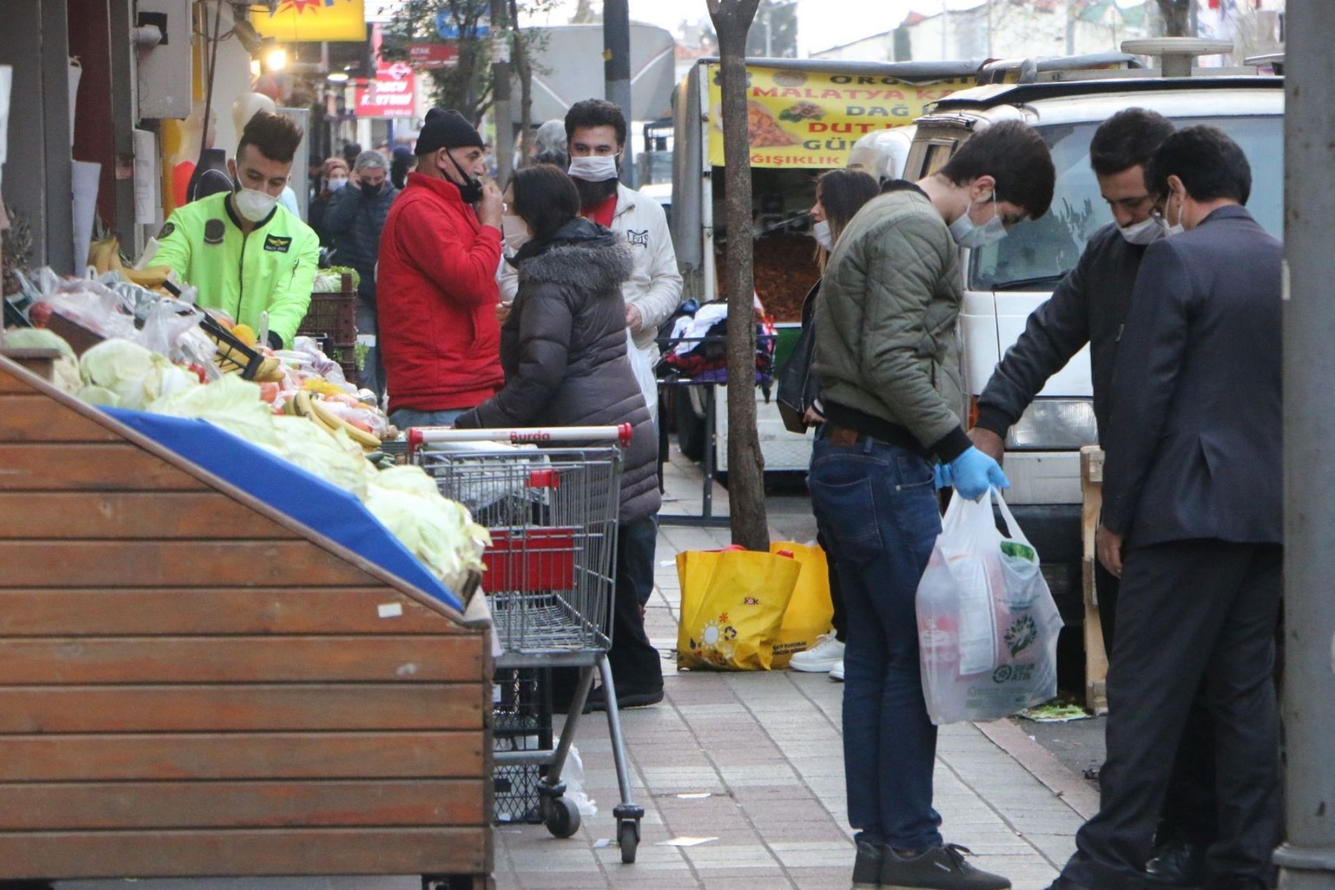 alışveriş yapan vatandaşlar