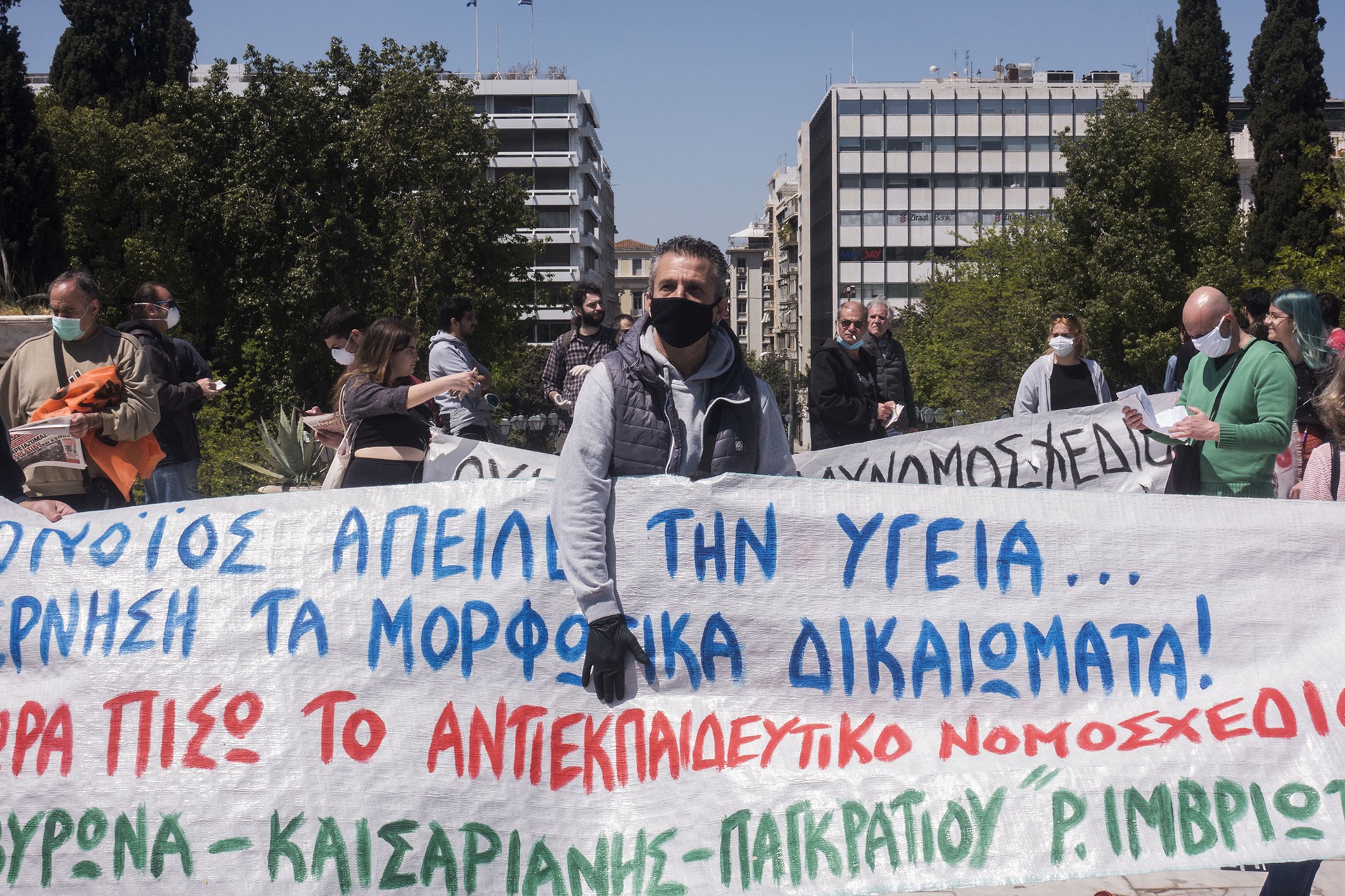 Eğitim reformlarını protesto eden öğrenci ve eğitimciler