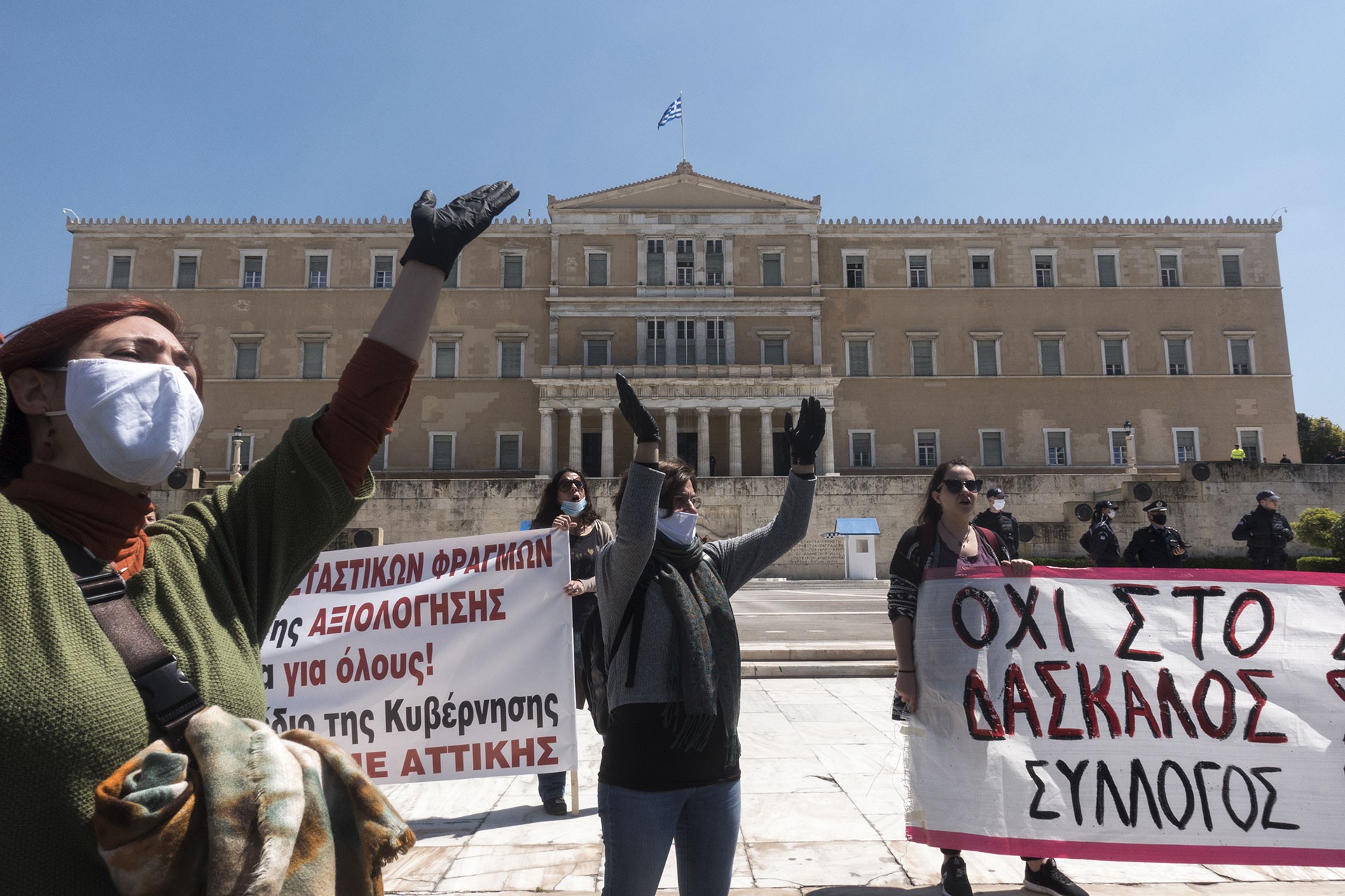 Eğitim reformlarını protesto eden öğrenci ve eğitimciler