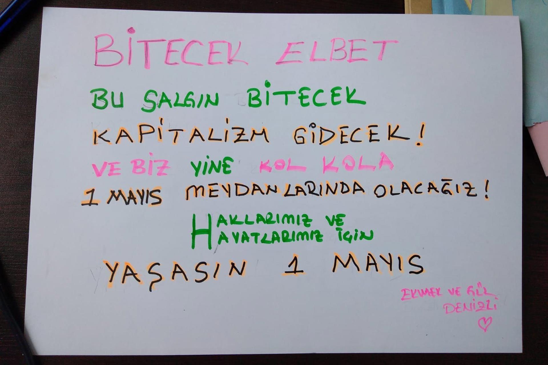 'Bitecek elbet, bu salgın bitecek, kapitalizm gidecek ve biz yine kol kola 1 Mayıs meydanlarında olacağız. Haklarımız ve hayatlarımız için yaşasın 1 Mayıs' yazılı döviz.