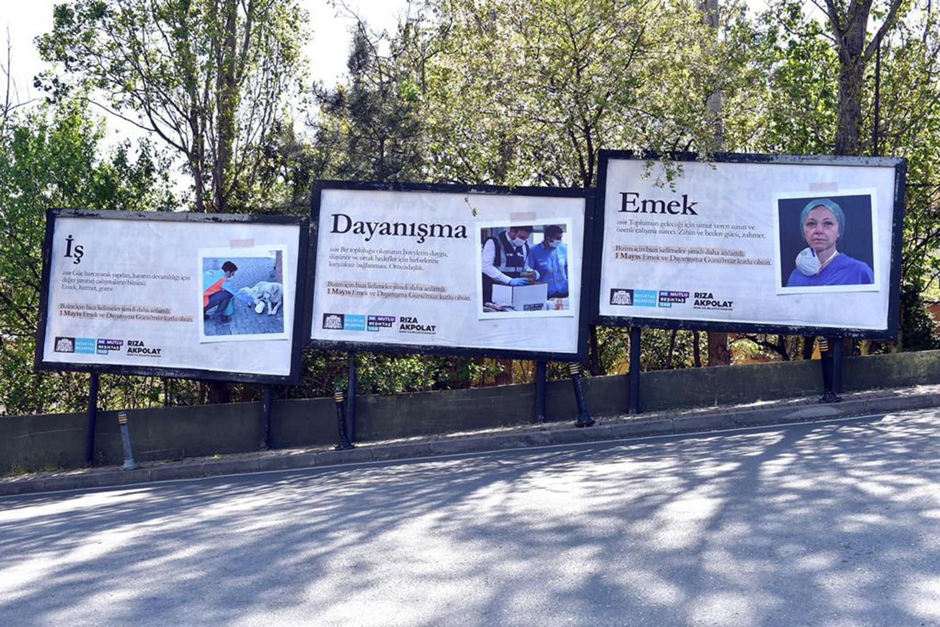 Beşiktaş Belediyesinin emek ve dayanışma vurgusunun yer aldığı 1 Mayıs afişleri bilboardlara asılmış.