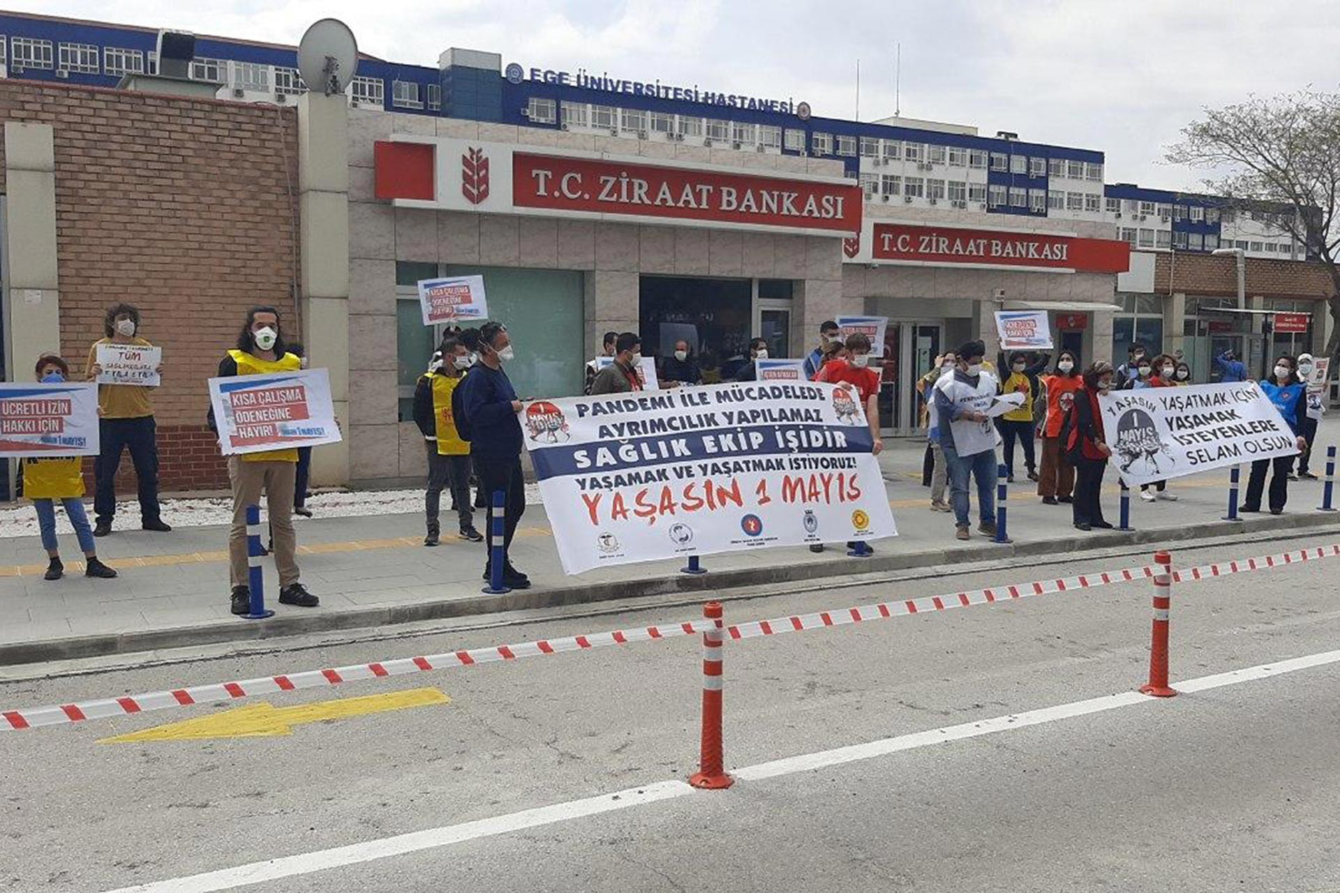 Ege Üniversitesi Hastanesi sağlık emekçileri 1 Mayıs’ı kutladı. 