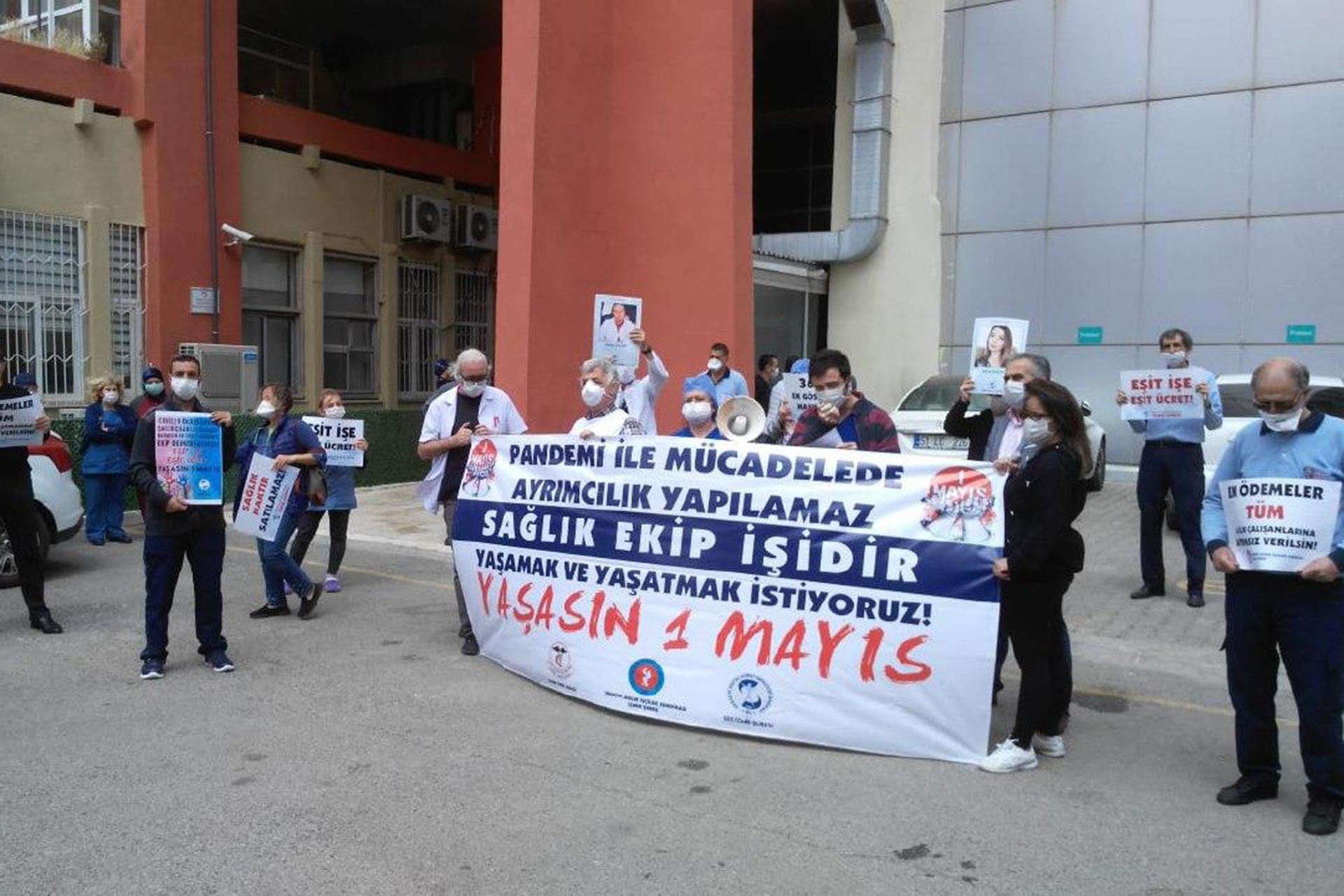 Katip Çelebi Üniversitesi Eğitim Araştırma Hastanesinde ise SES, Sağlık İş, Tabip Odası bir araya gelerek 1 Mayıs kutlaması gerçekleştirdi