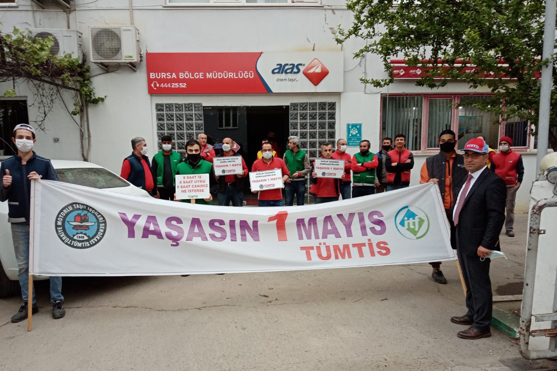 Bursa Tümtis üyeleri 1 mayıs pankartıyla 