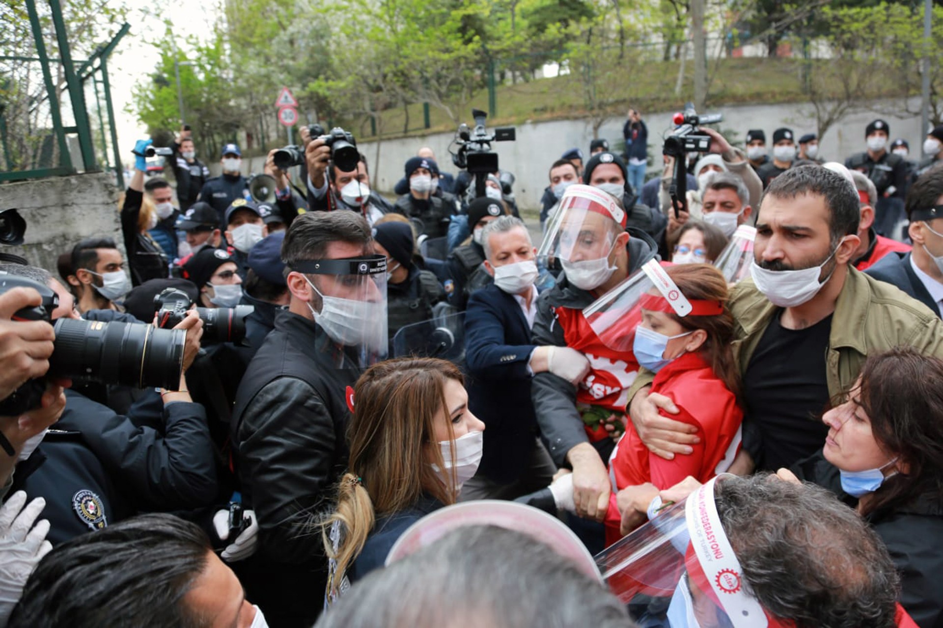 DİSK Yöneticilerine polis müdahale ederken