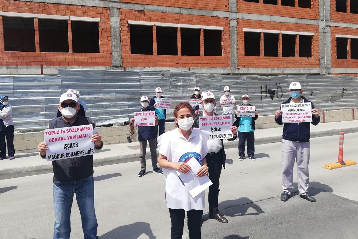 Sağlık işçileri taleplerinin yer aldığı dövizlerle 1 Mayıs'ı kutluyor