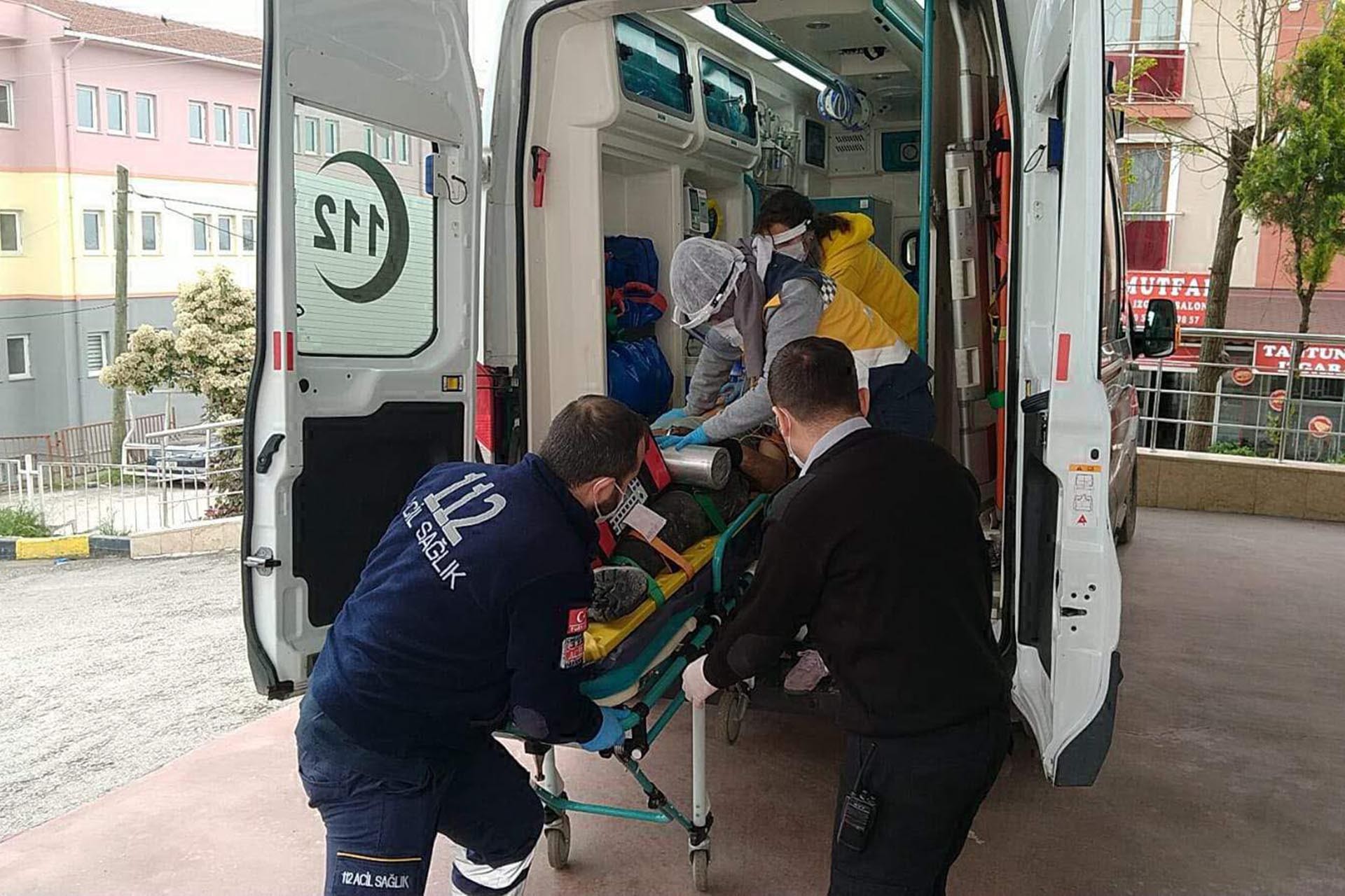 Ambulansa kaldıran işçi