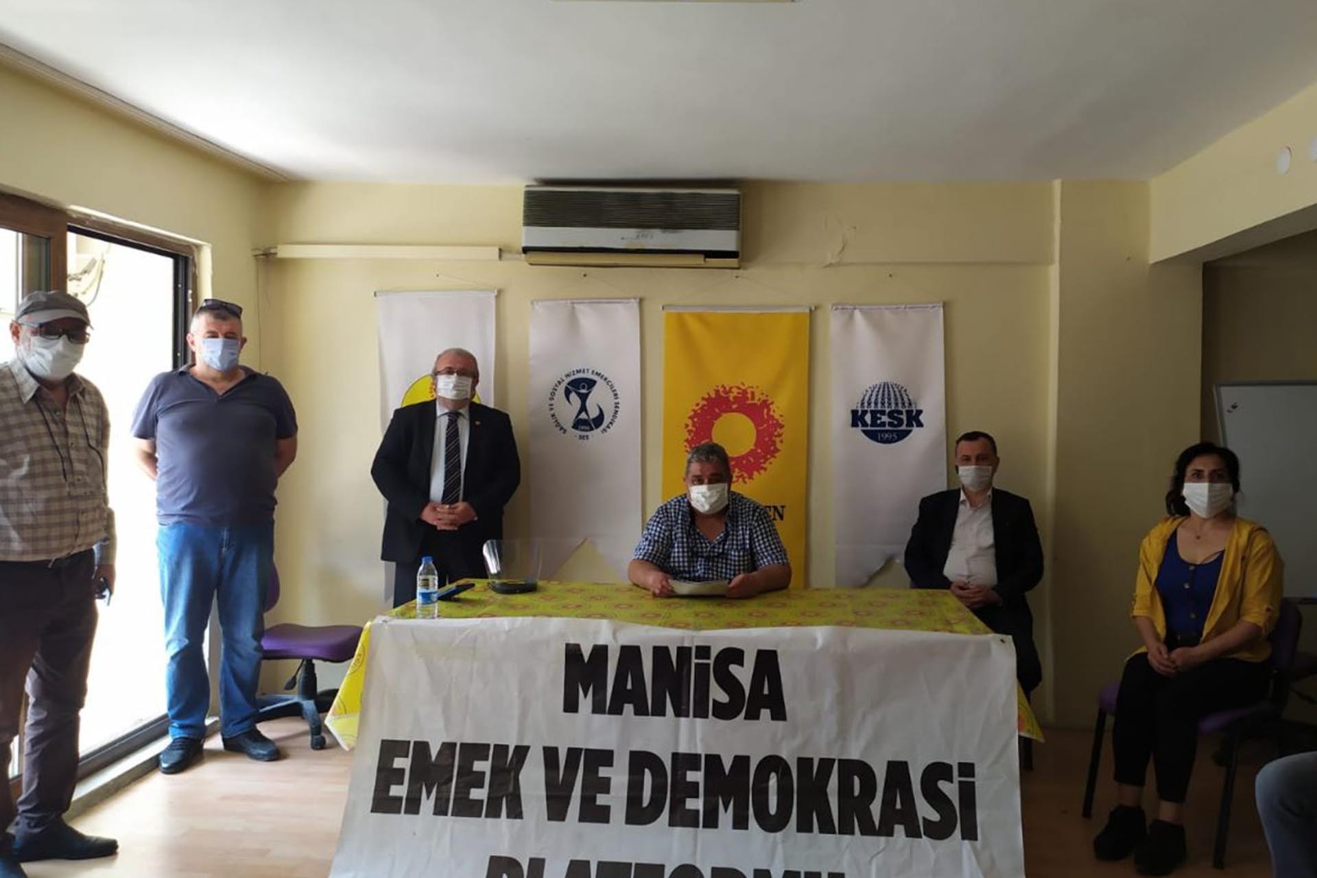 Manisa Emek ve Demokrasi Platformu üyeleri basın açıklaması yapıyor