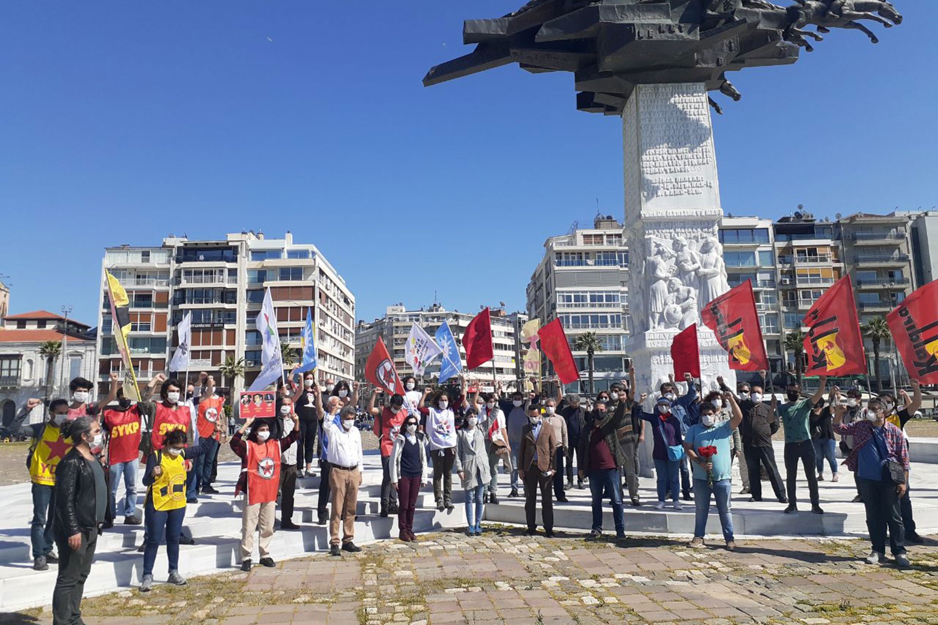 İzmir emek ve demokrasi güçleri denizleri andı.