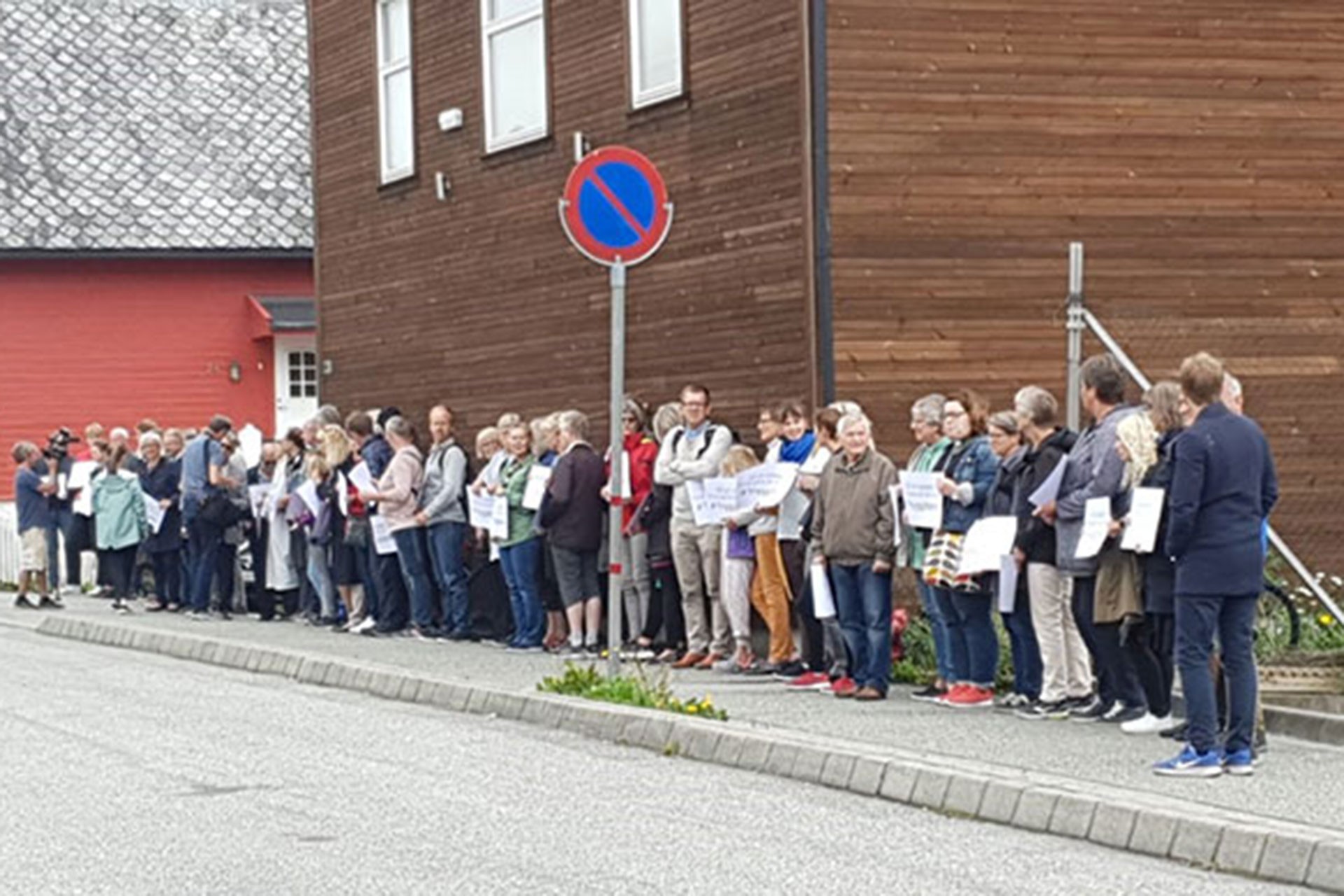 Norveç'te bir caminin önünde toplanan Hıristiyanlar