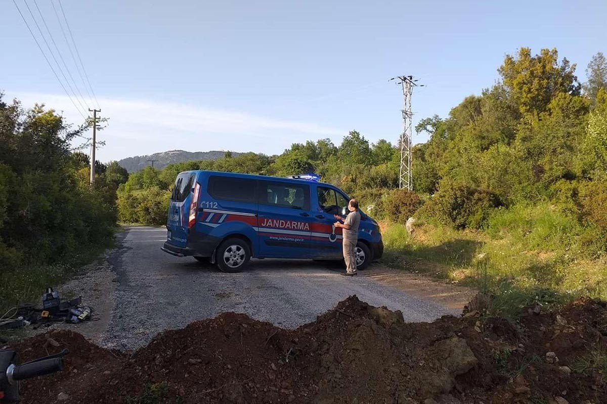 Yolu toprak ve araçla çevirmiş Jandarma karantina nöbeti tutuyor.