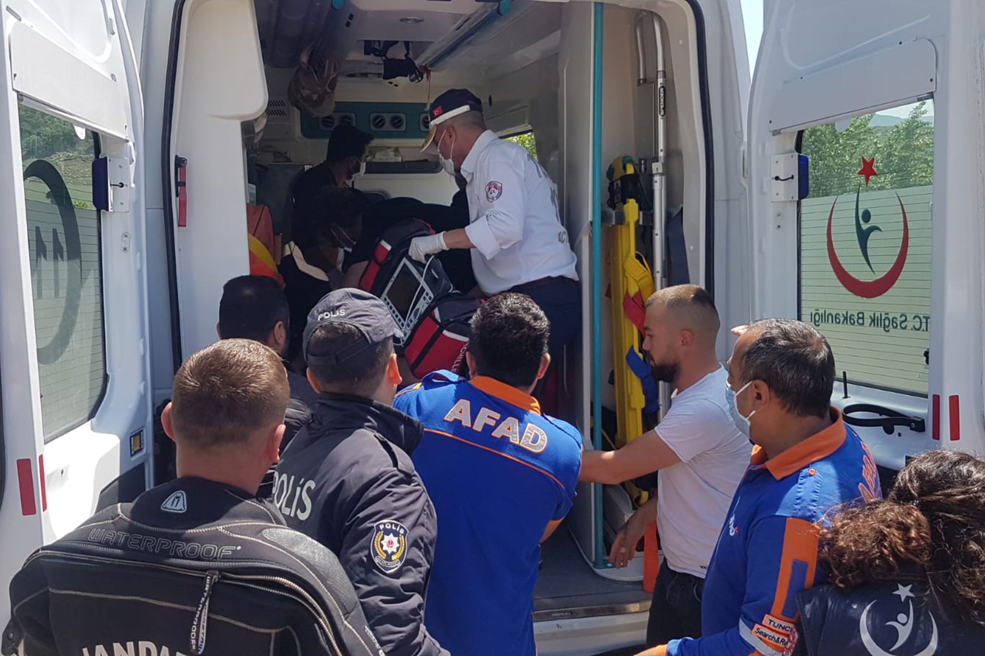 Çocuk ambulansa alınıyor, AFAD ve Jandarma ekipleri var