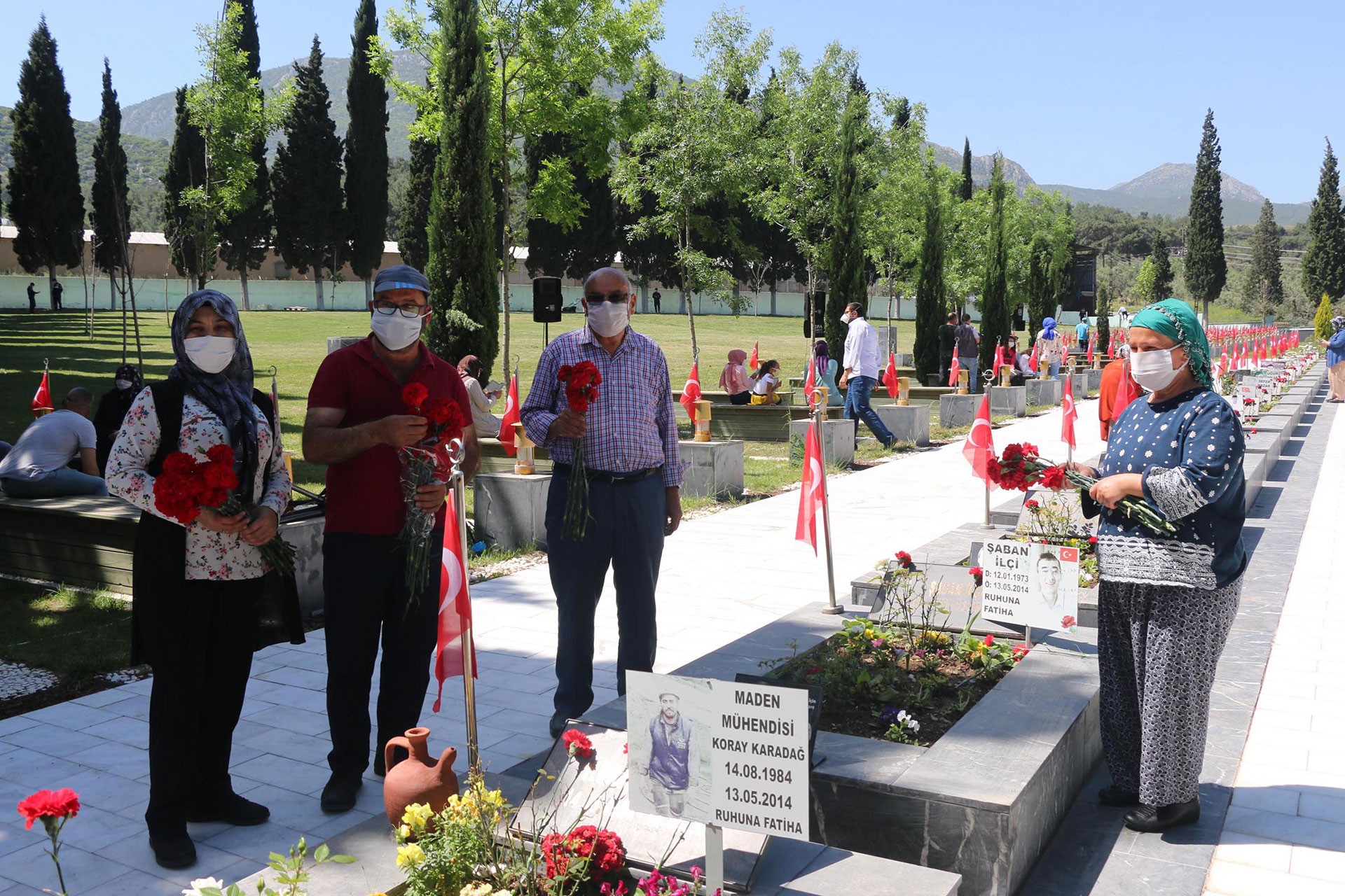 Soma Katliamı'nda hayatını kaybedenleri için yapılan anıt mezarda anma