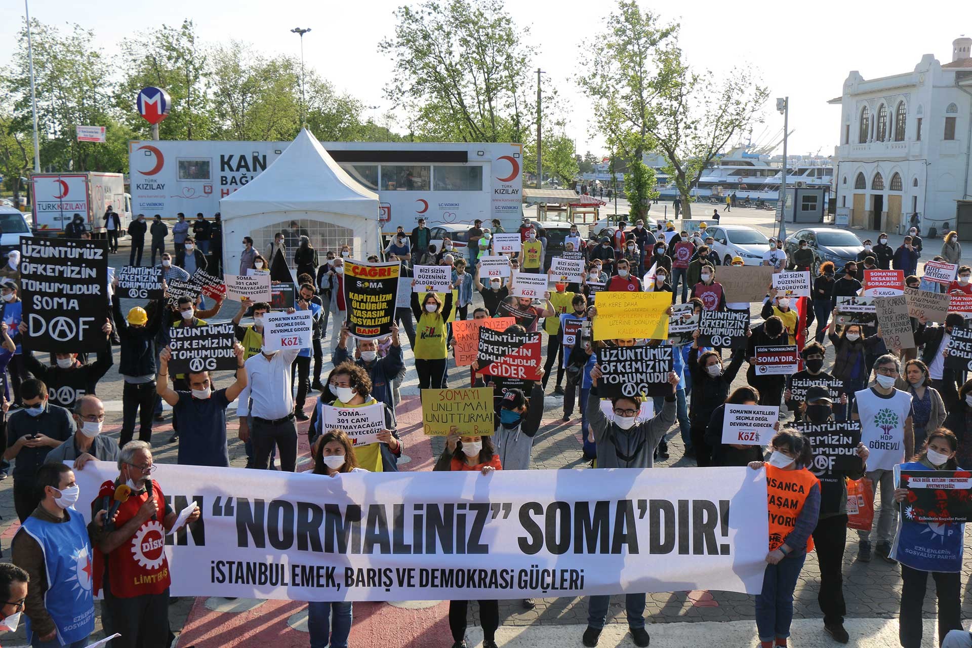 Soma Katliamı'nda yaşamını yitirenler Kadıköy'de anıldı