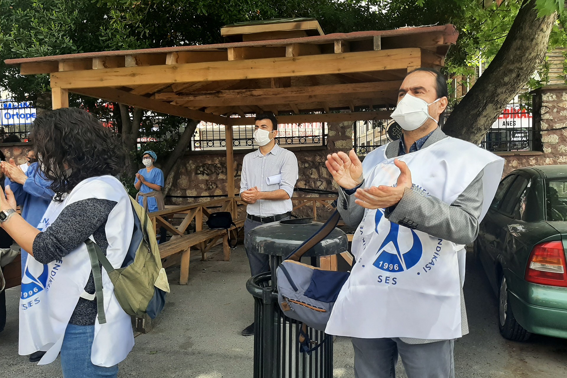 Sağlık emekçileri ücret adaletsizliğine karşı İstanbul Cerrahpaşa Tıp Fakültesi bahçesinde açıklama yaptı.